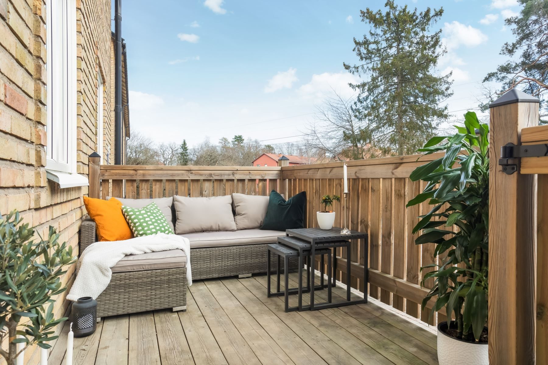 Egna terrassen utanför dörren