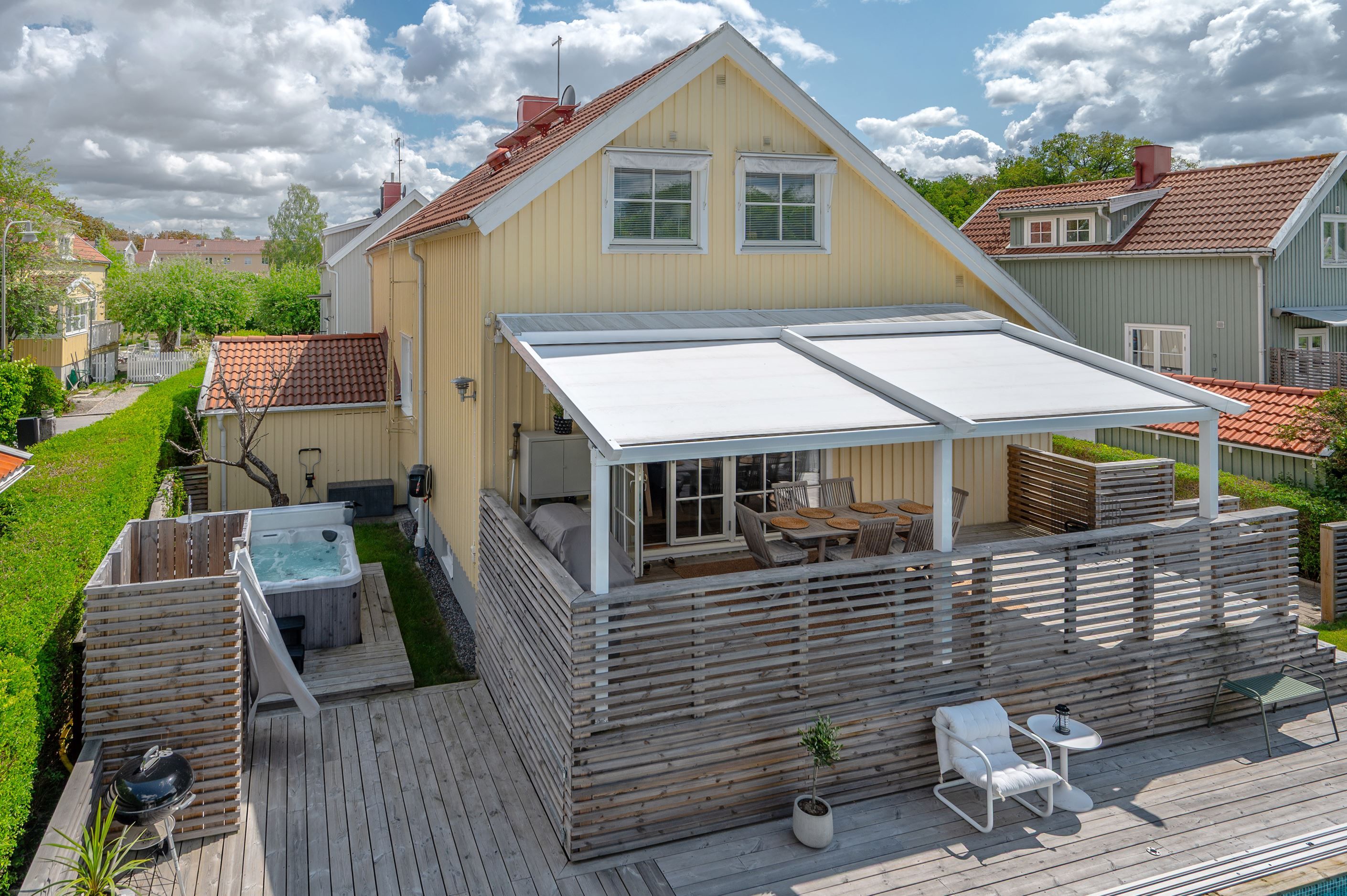 SPA-bad och utedusch kompletterar poolen