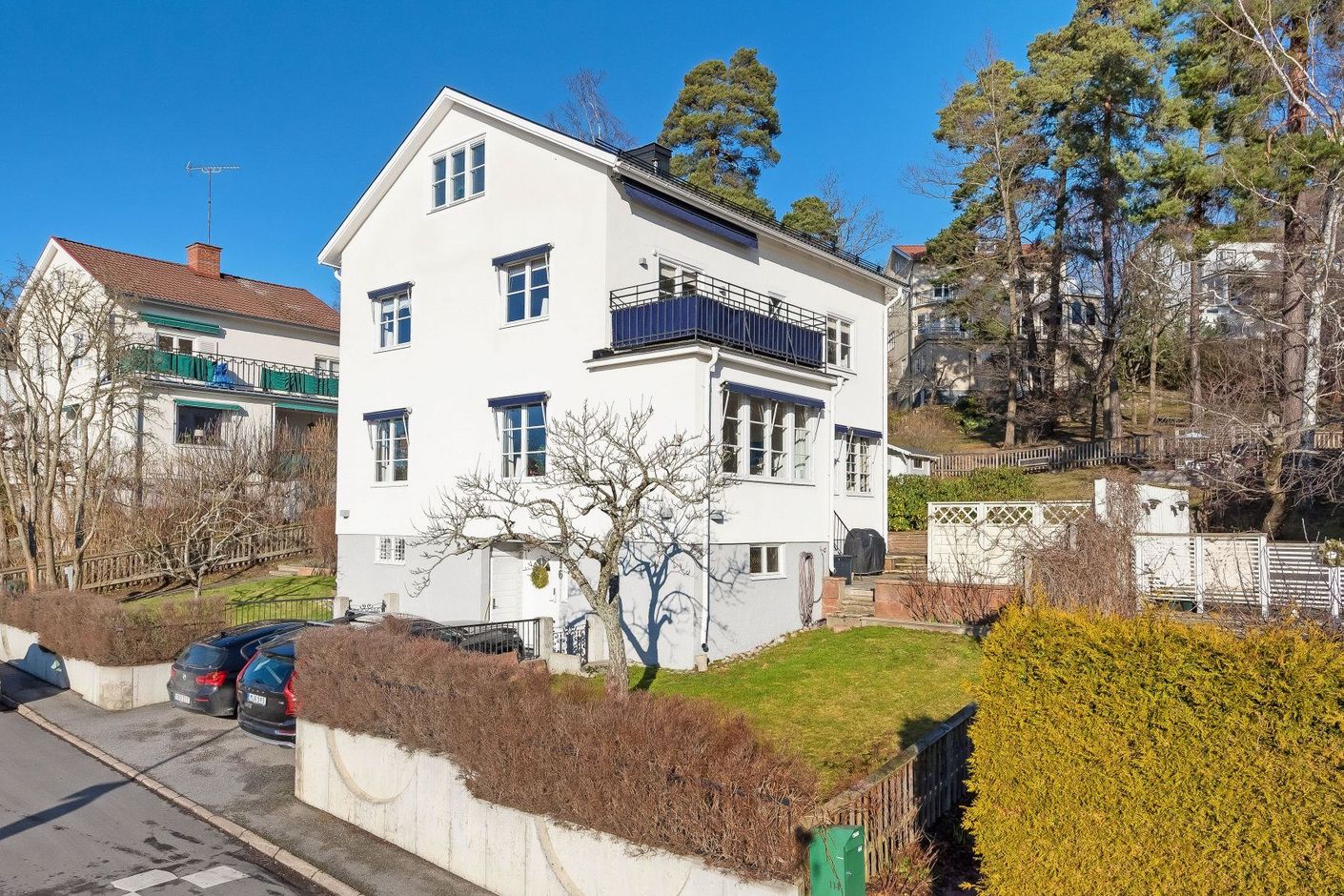 Stilfull 30-talsvilla i högt läge med fin sjöutsikt