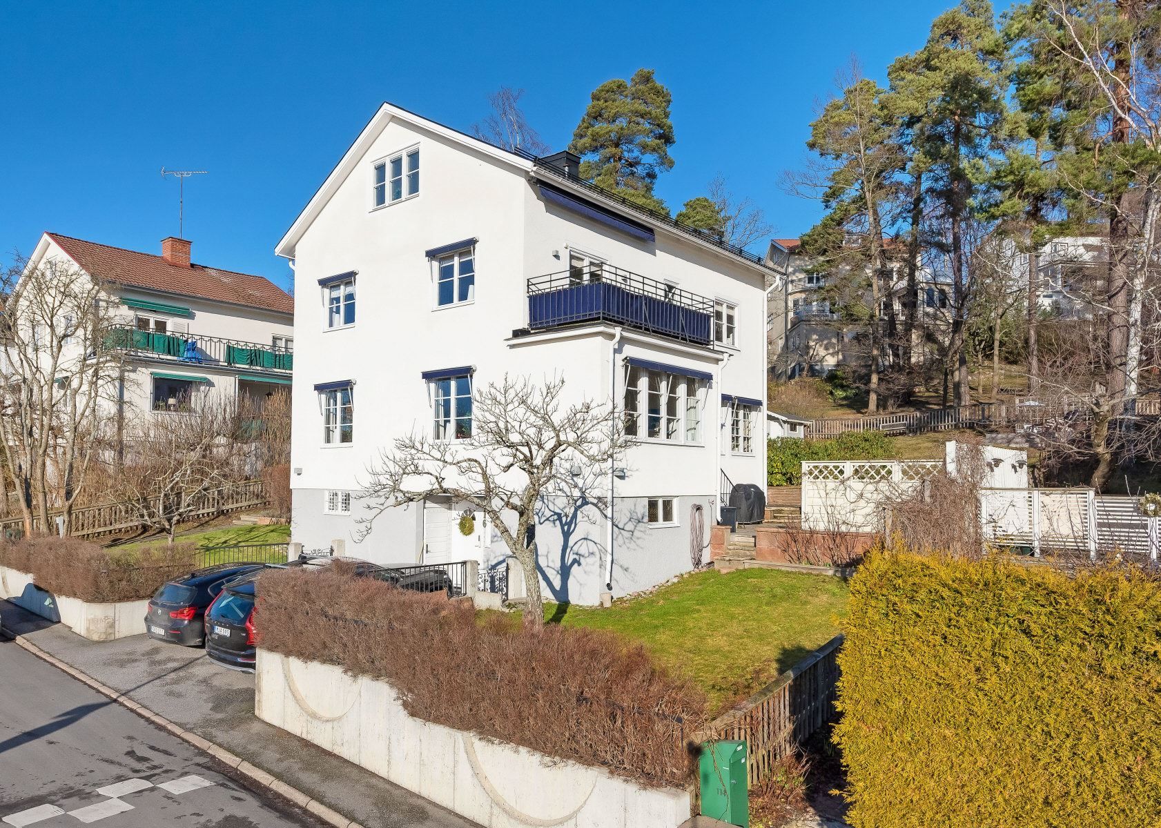Stilfull 30-talsvilla i högt läge med fin sjöutsikt