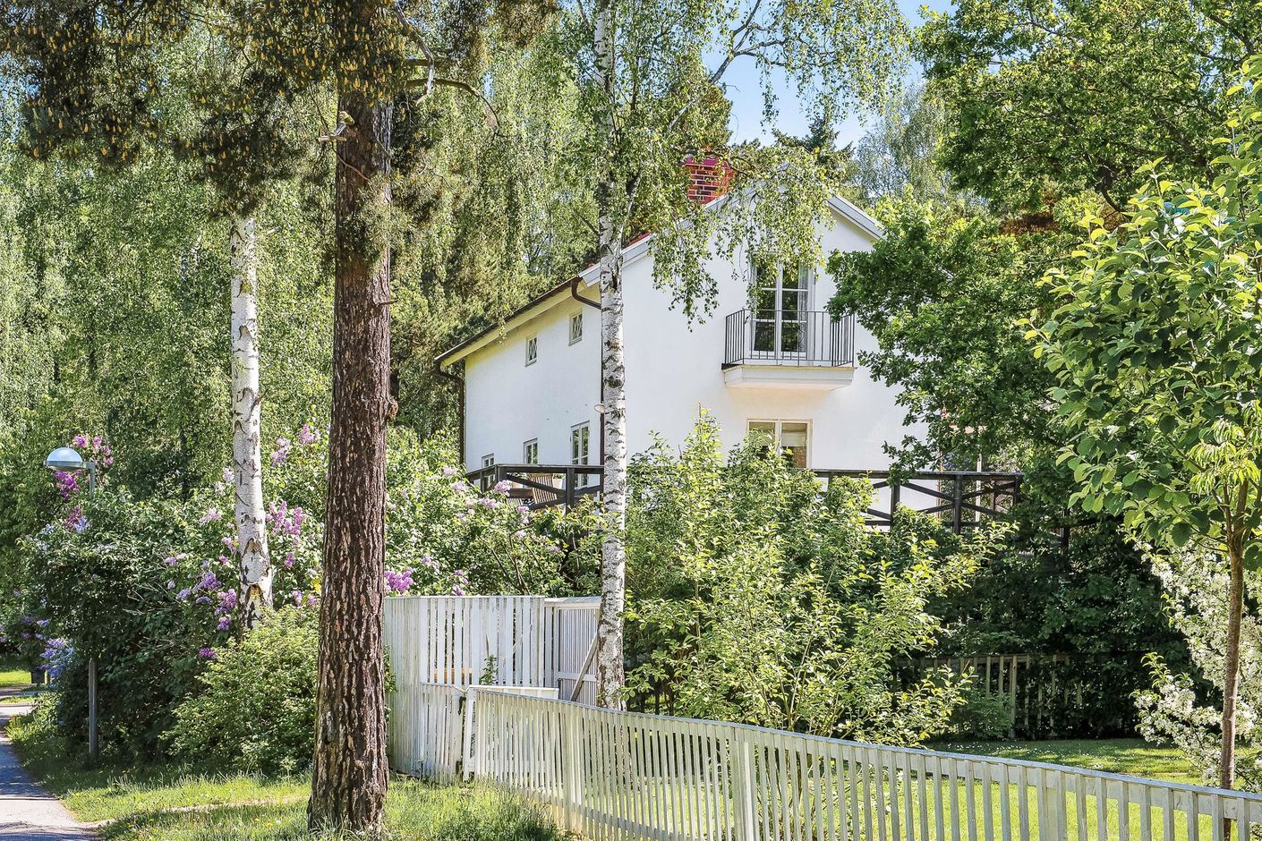 Trivsamt inbäddad i grönska...