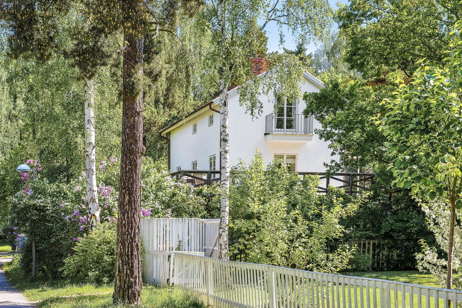 Trivsamt inbäddad i grönska...