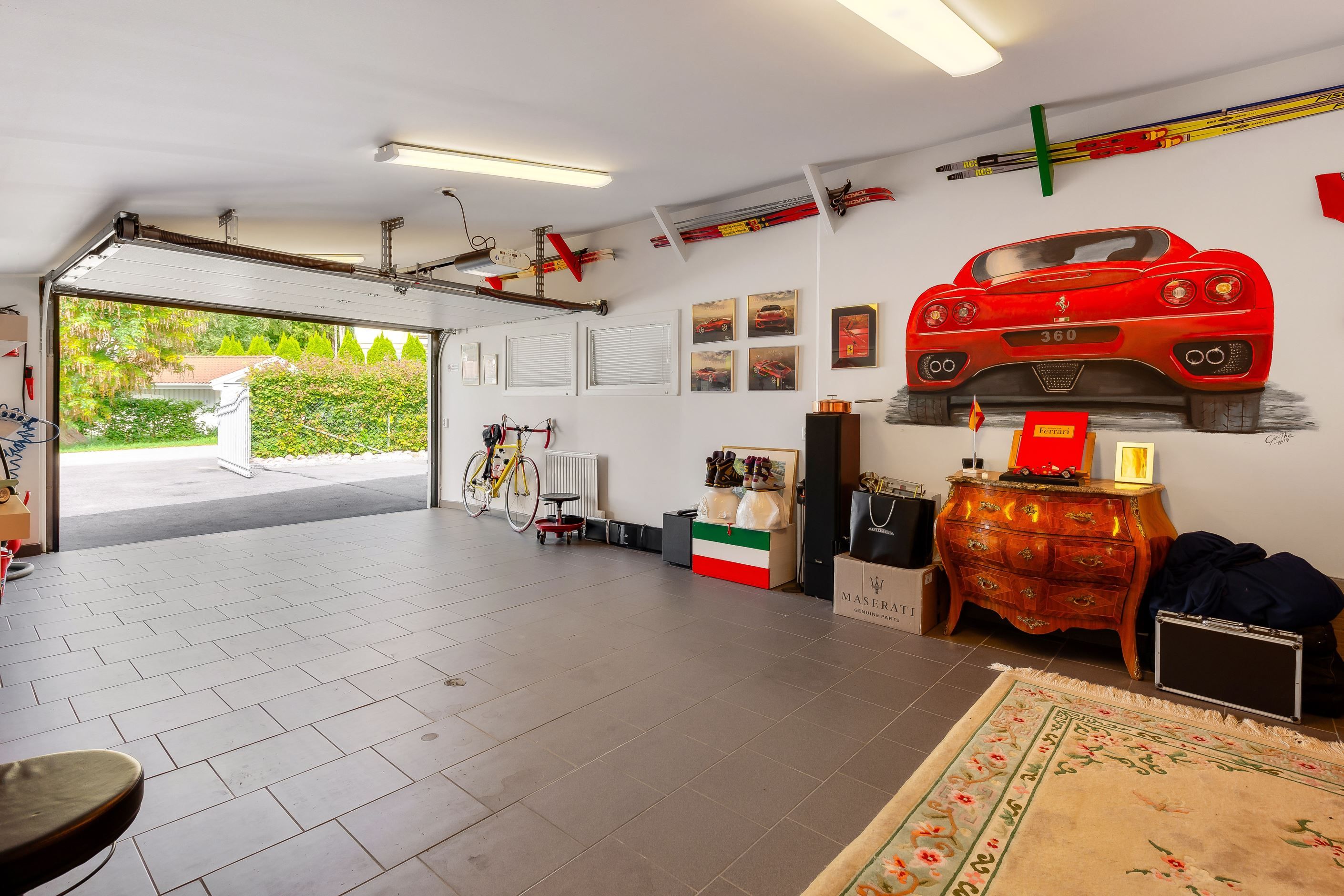 Rymligt garage av hög klass