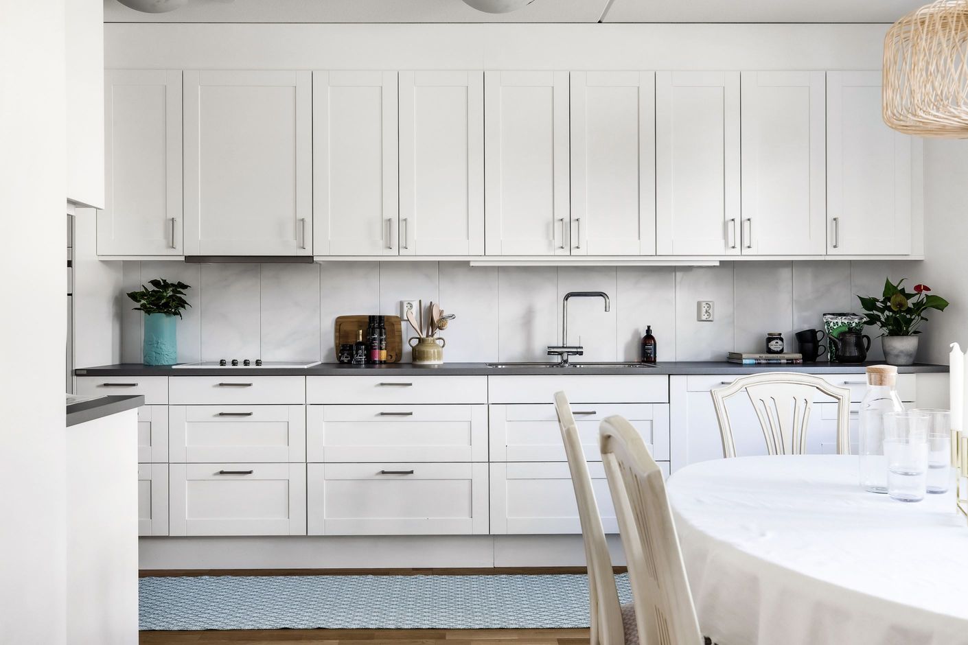 Riktigt bra med förvaring och arbetsyta i köket