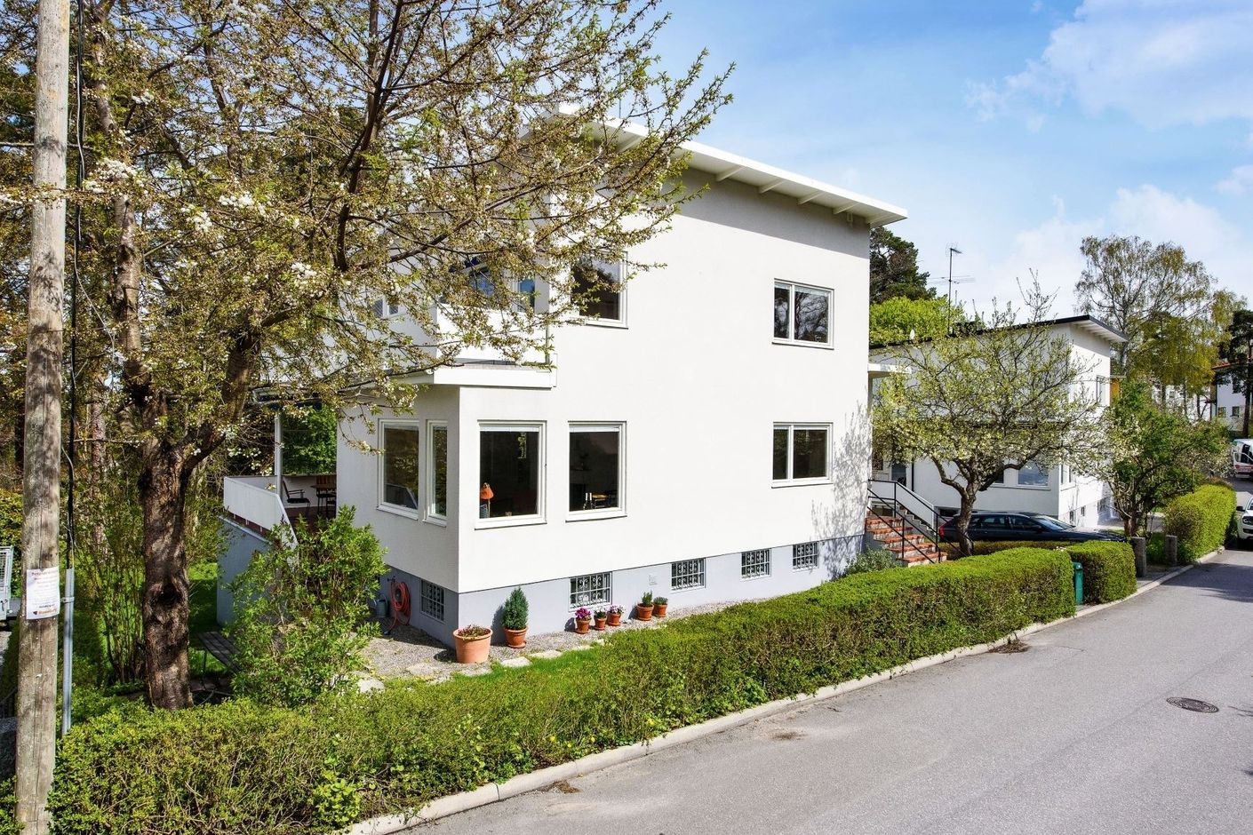 Klassisk funkischarm med soliga uteplatser i tre etage