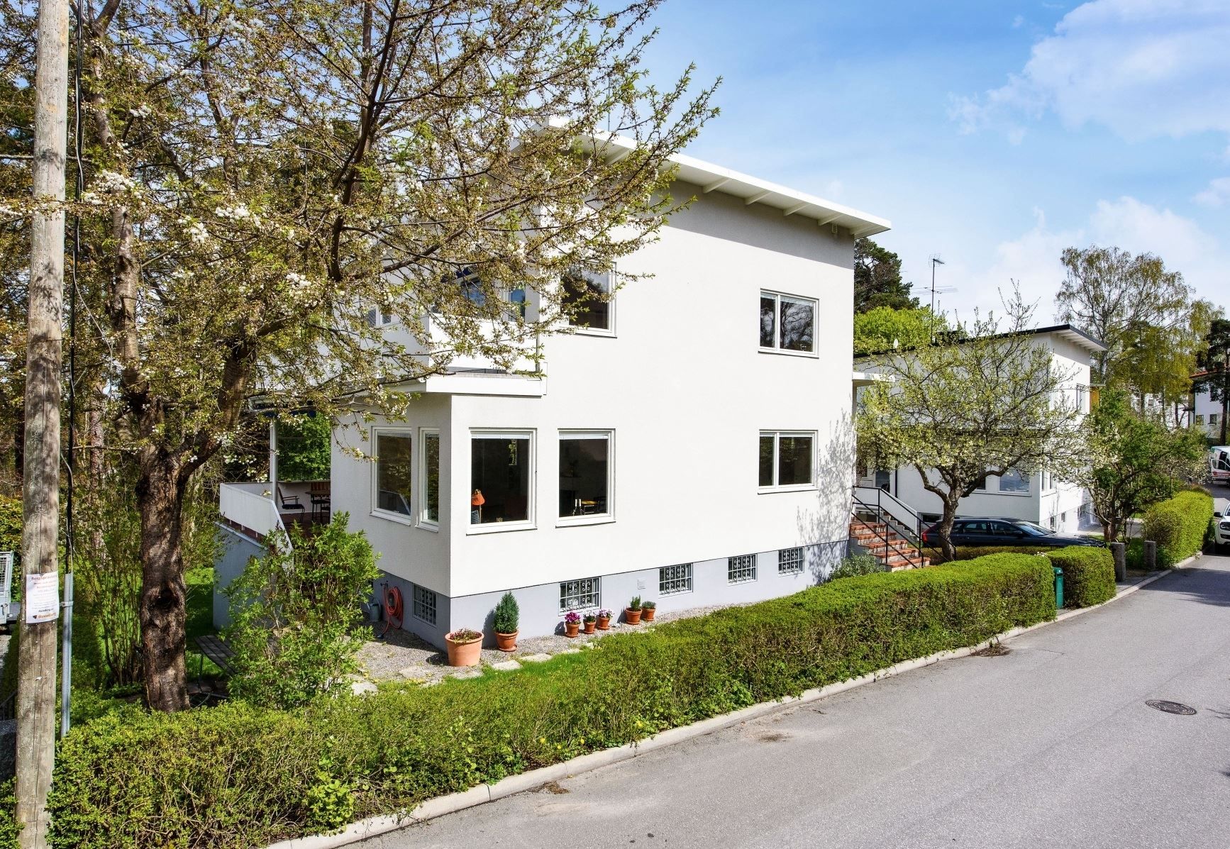 Klassisk funkischarm med soliga uteplatser i tre etage