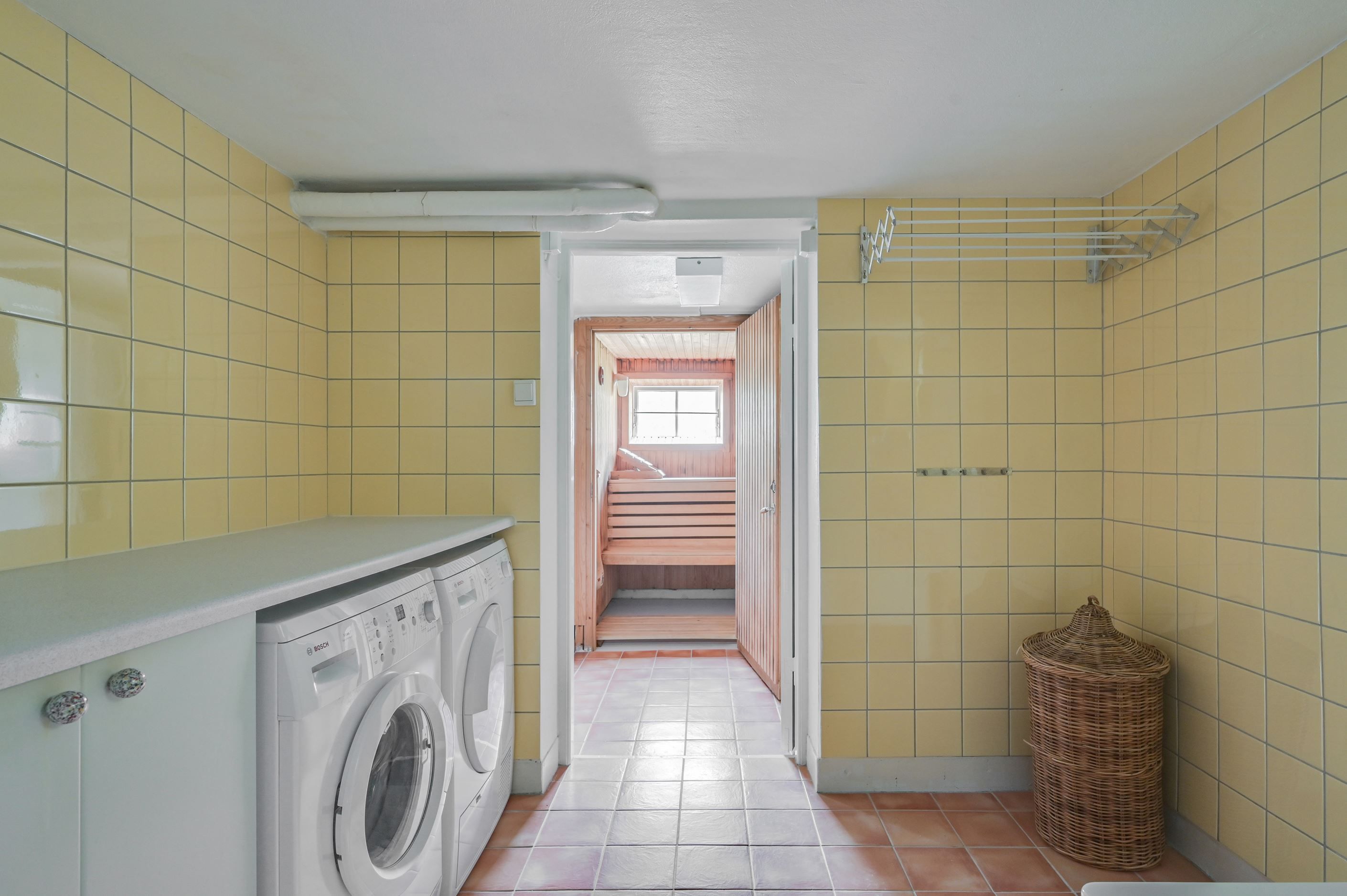 Tvättstuga med gott om plats för klädvård