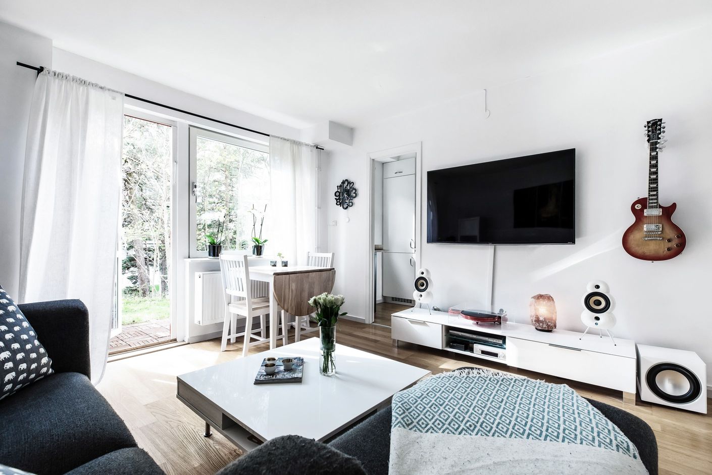 Underbart ljusinsläpp från stort fönsterparti samt utgång till uteplatsen