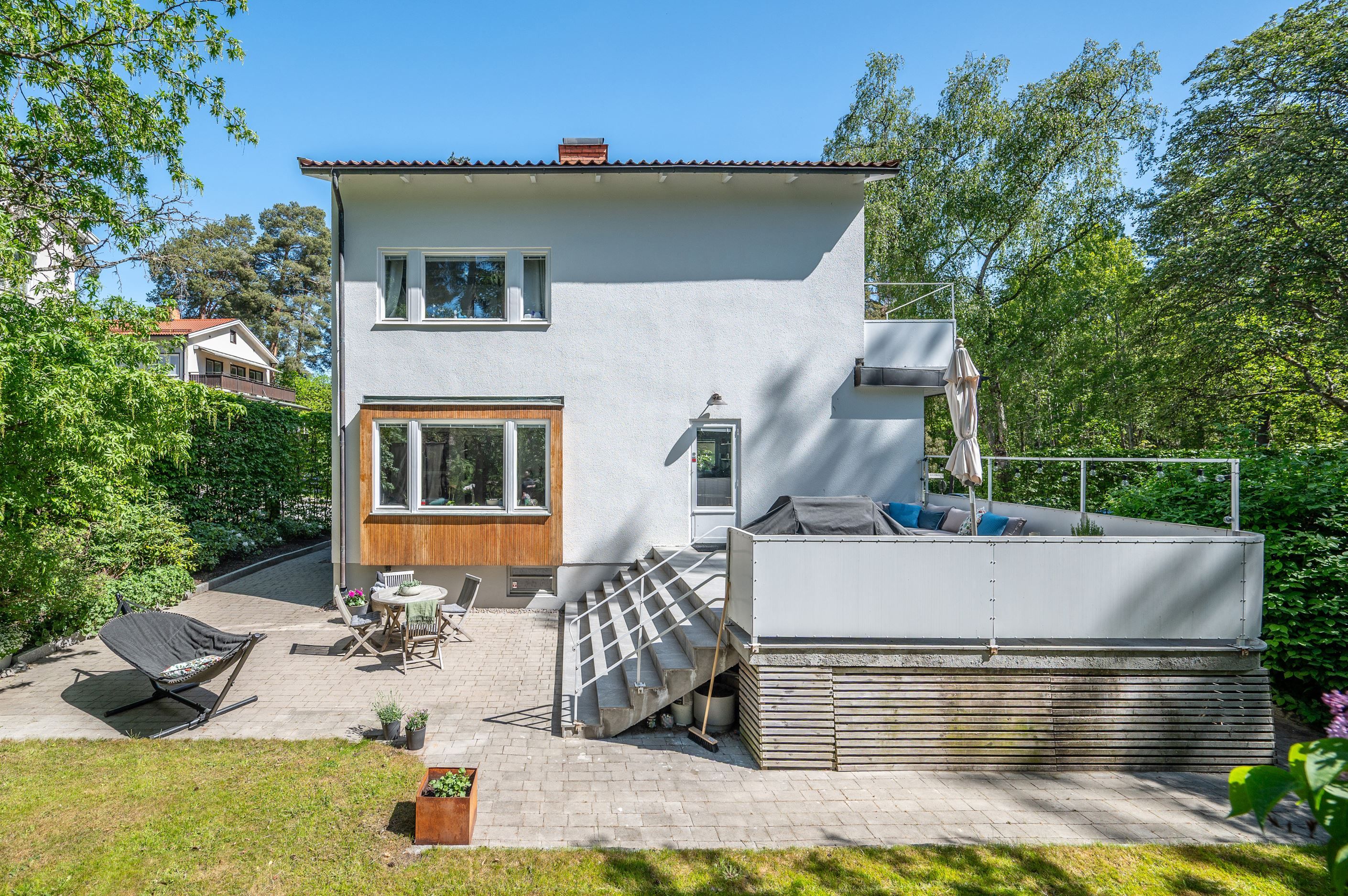 Soliga uteplatser i etage bjuder in till trivsamt villaliv