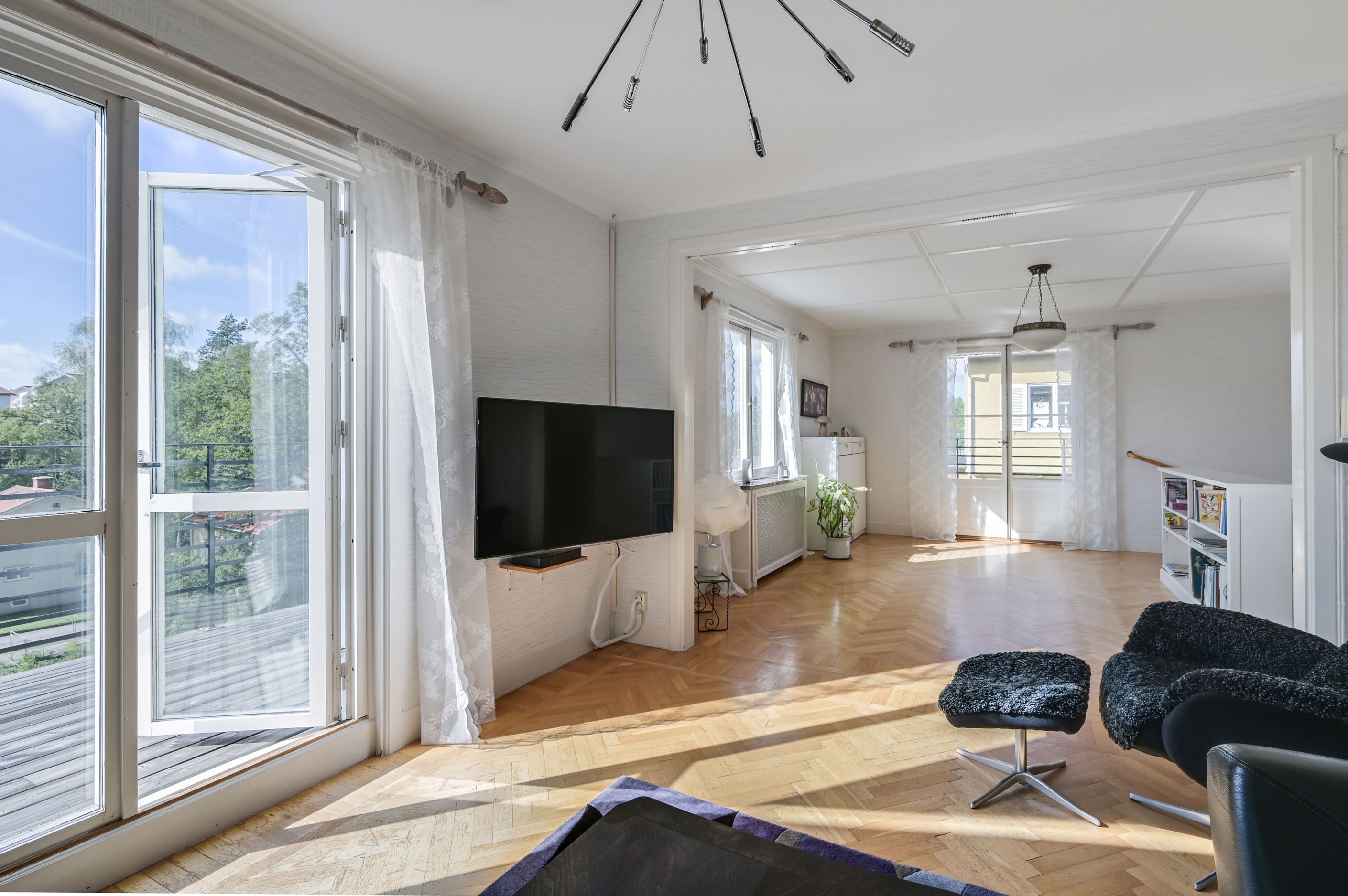 Utgång från allrummet till husets andra balkong