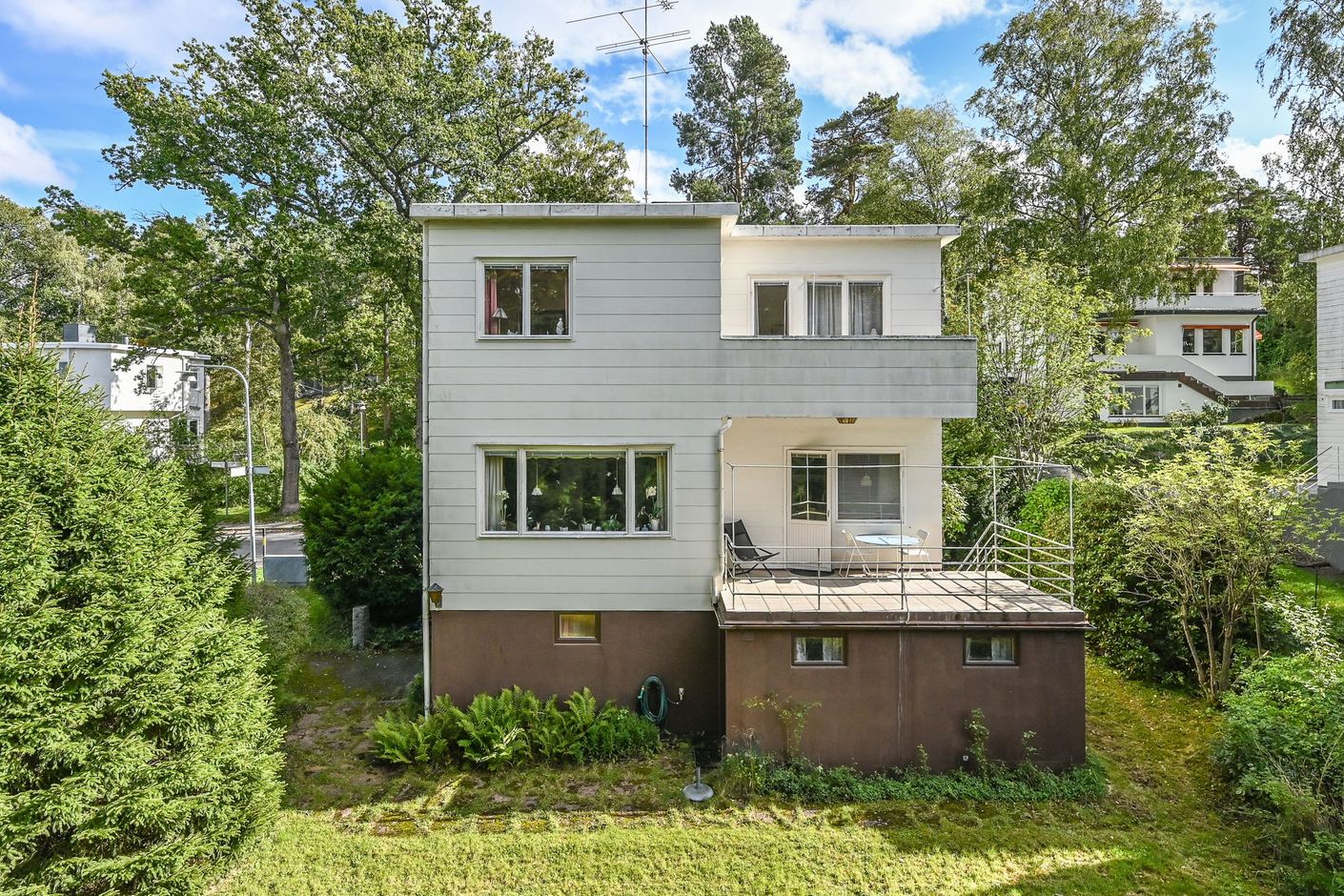 Vacker funkisvilla anno 1939 med insynsskyddad tomt