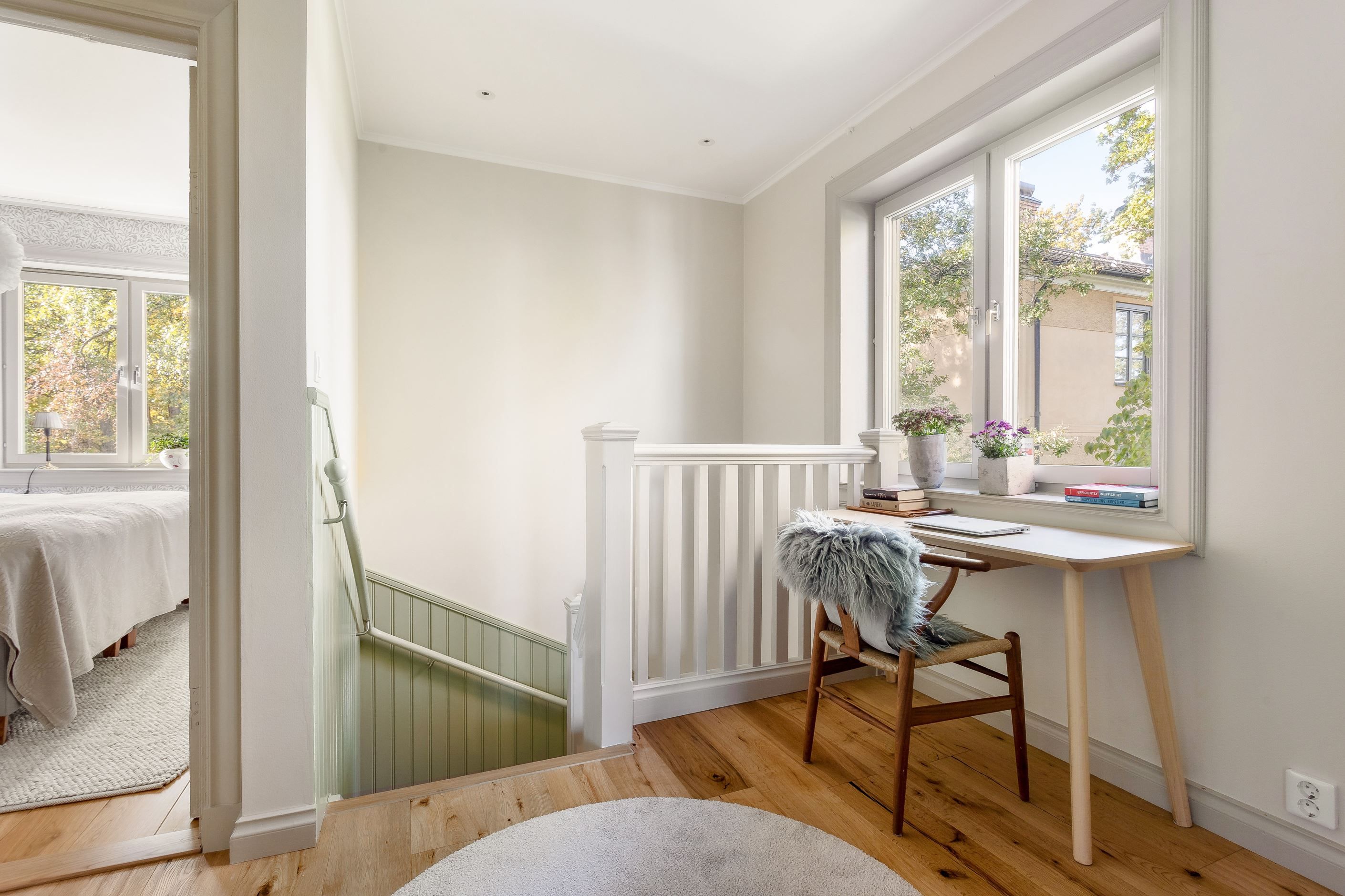 Övre hall med arbetsplats vid fönster