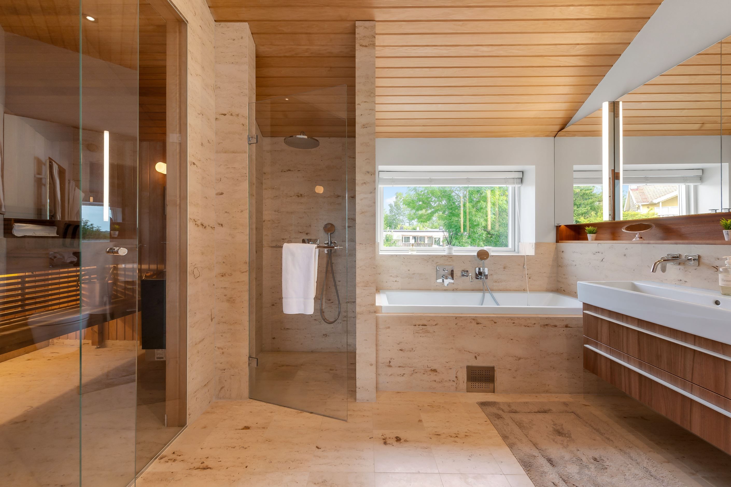 Badrum med SPA-atmosfär på övre plan