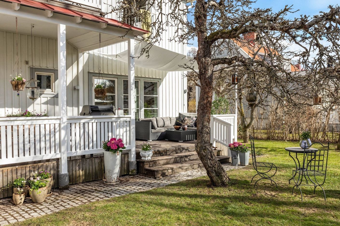 Påkostad familjevilla med skyddad tomt i bästa S/V-läge