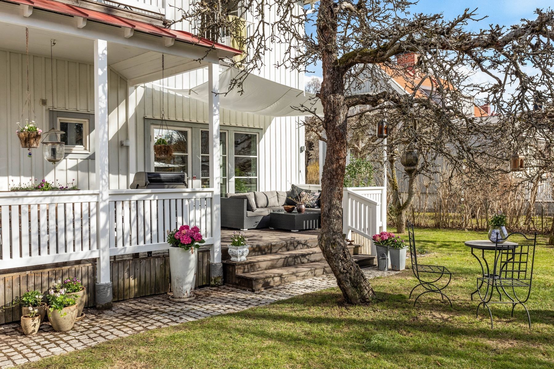 Påkostad familjevilla med skyddad tomt i bästa S/V-läge