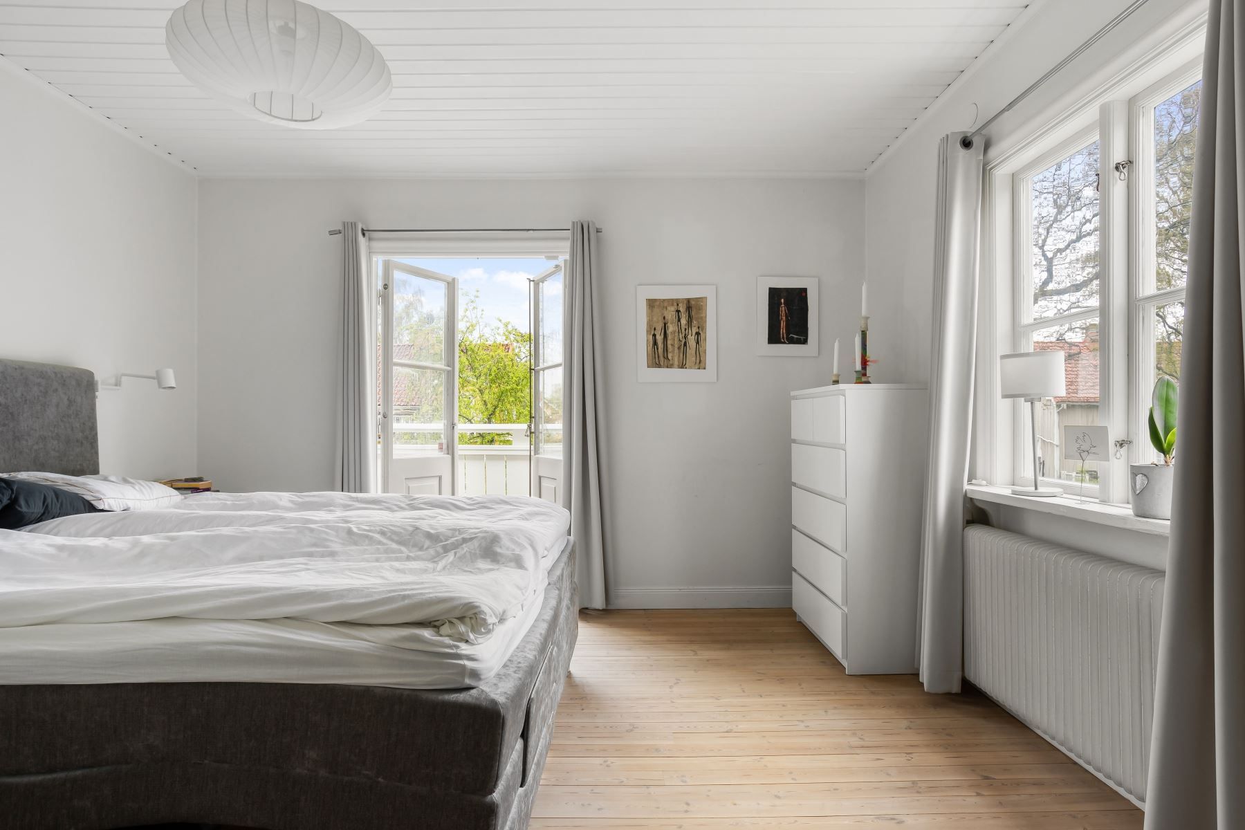 Fyra bra sovrum på övre plan varav master bedroom med utgång till...