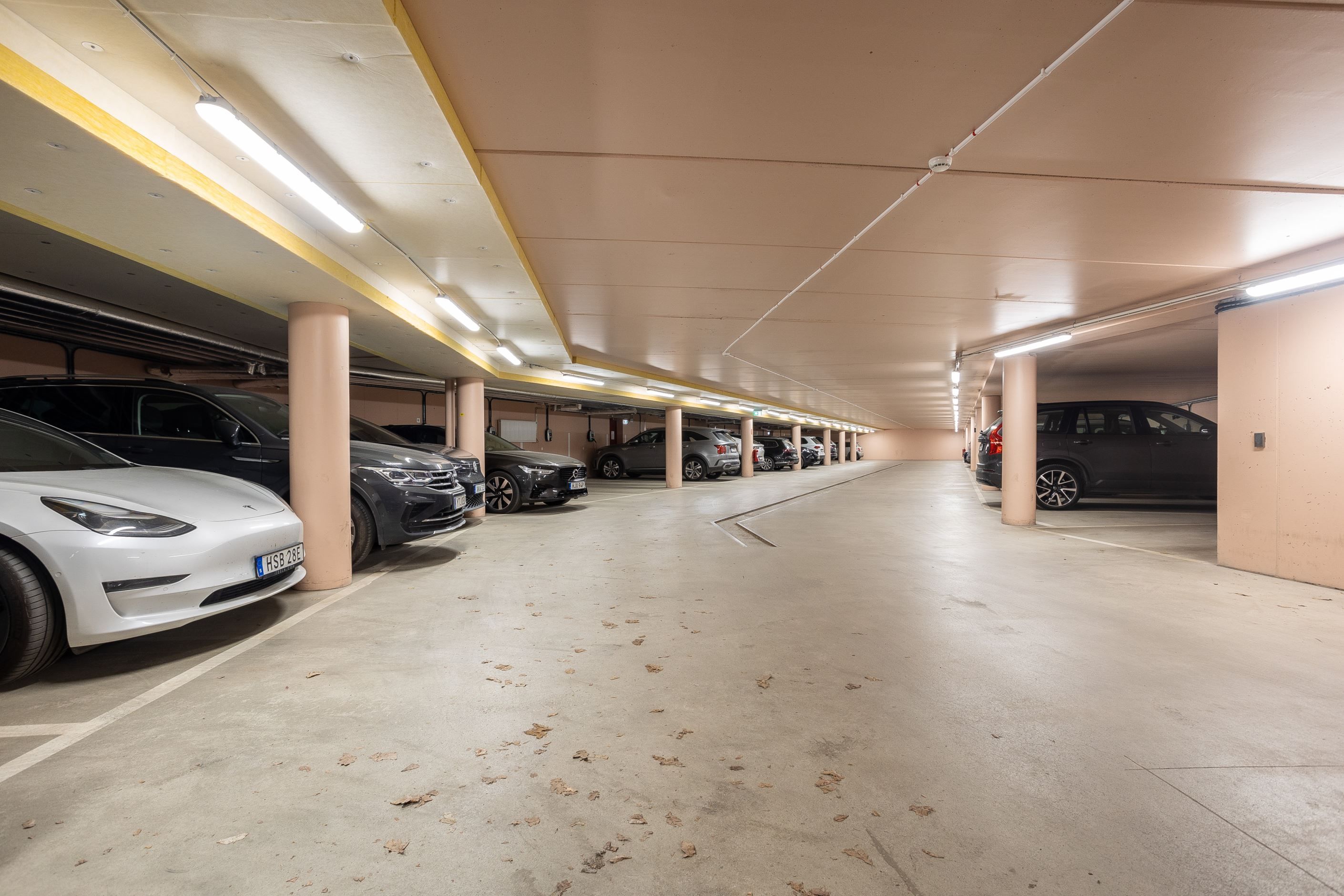Garage med laddstolpar i fastigheten