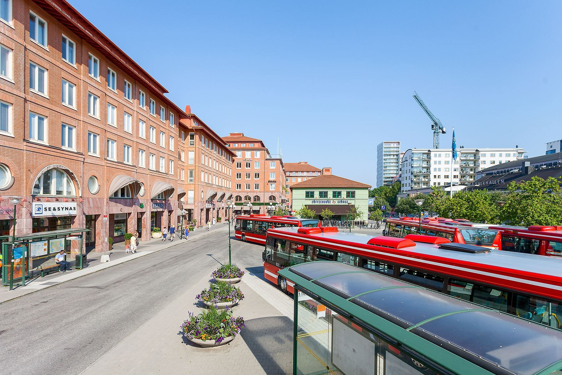 Alviks Torg, knutpunkt för butiker, T-bana, tvärbana och bussar