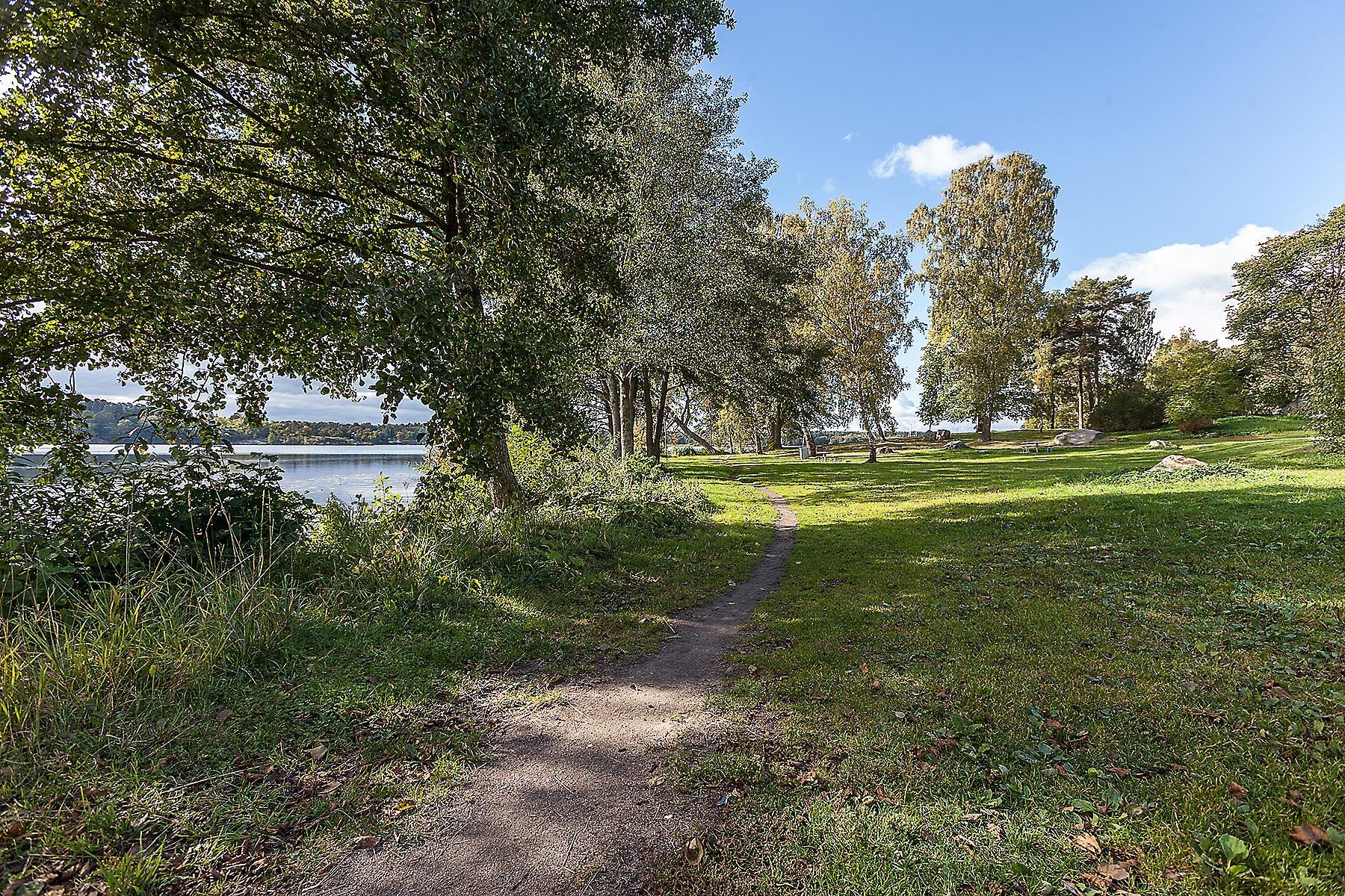 Härliga stövstigar utmed vattnet
