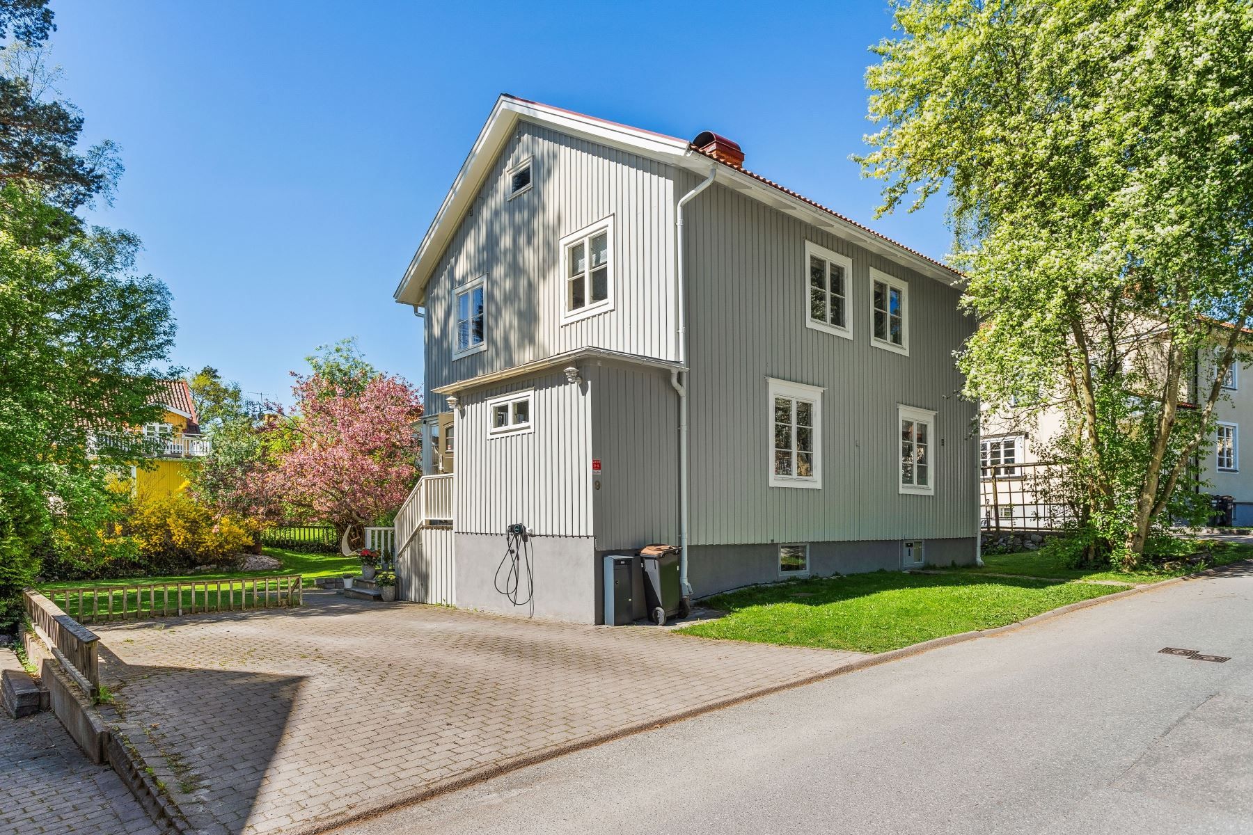 Elbilsladdare sitter behändigt på plats