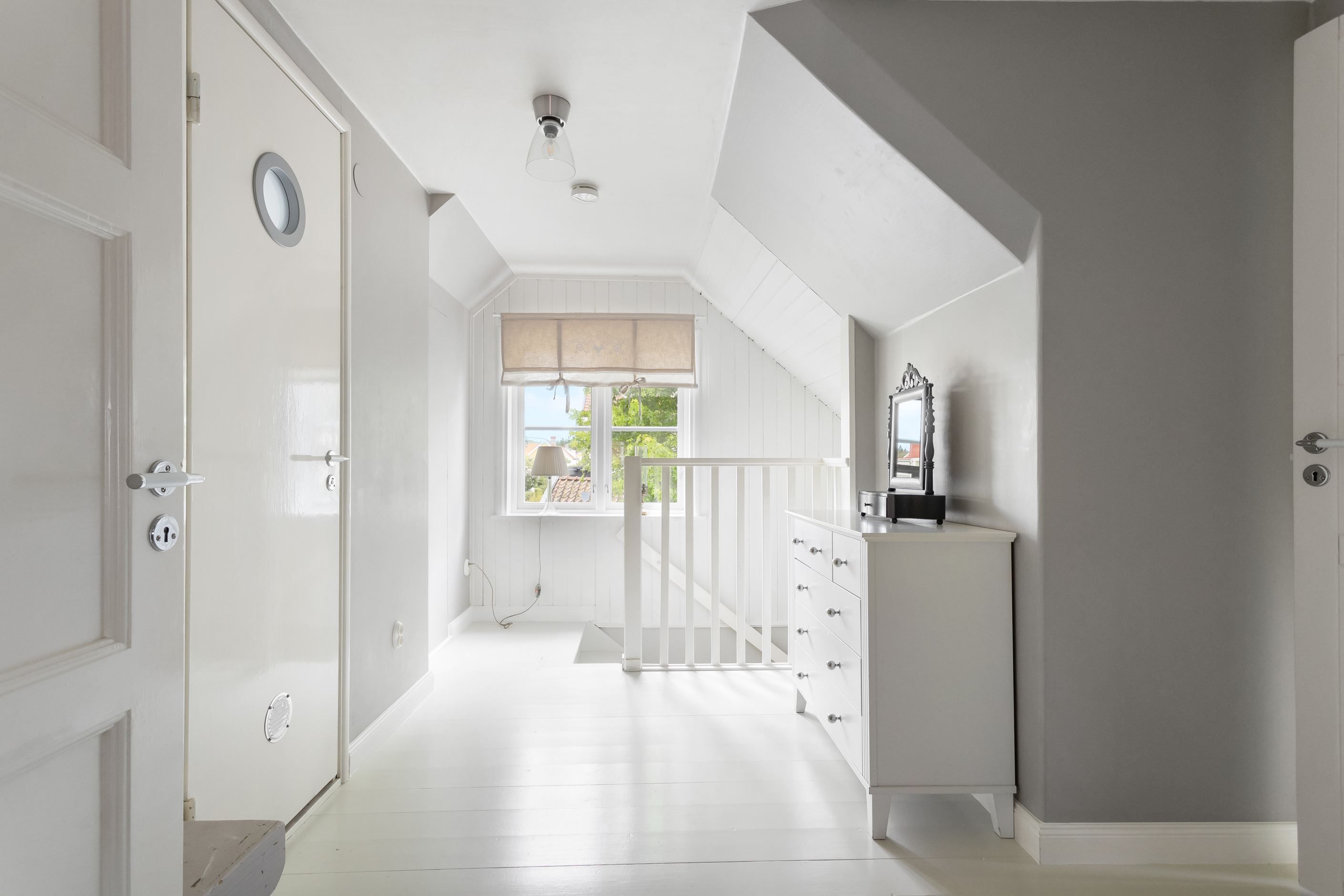 Trevligt med fönster på övervåningens hall