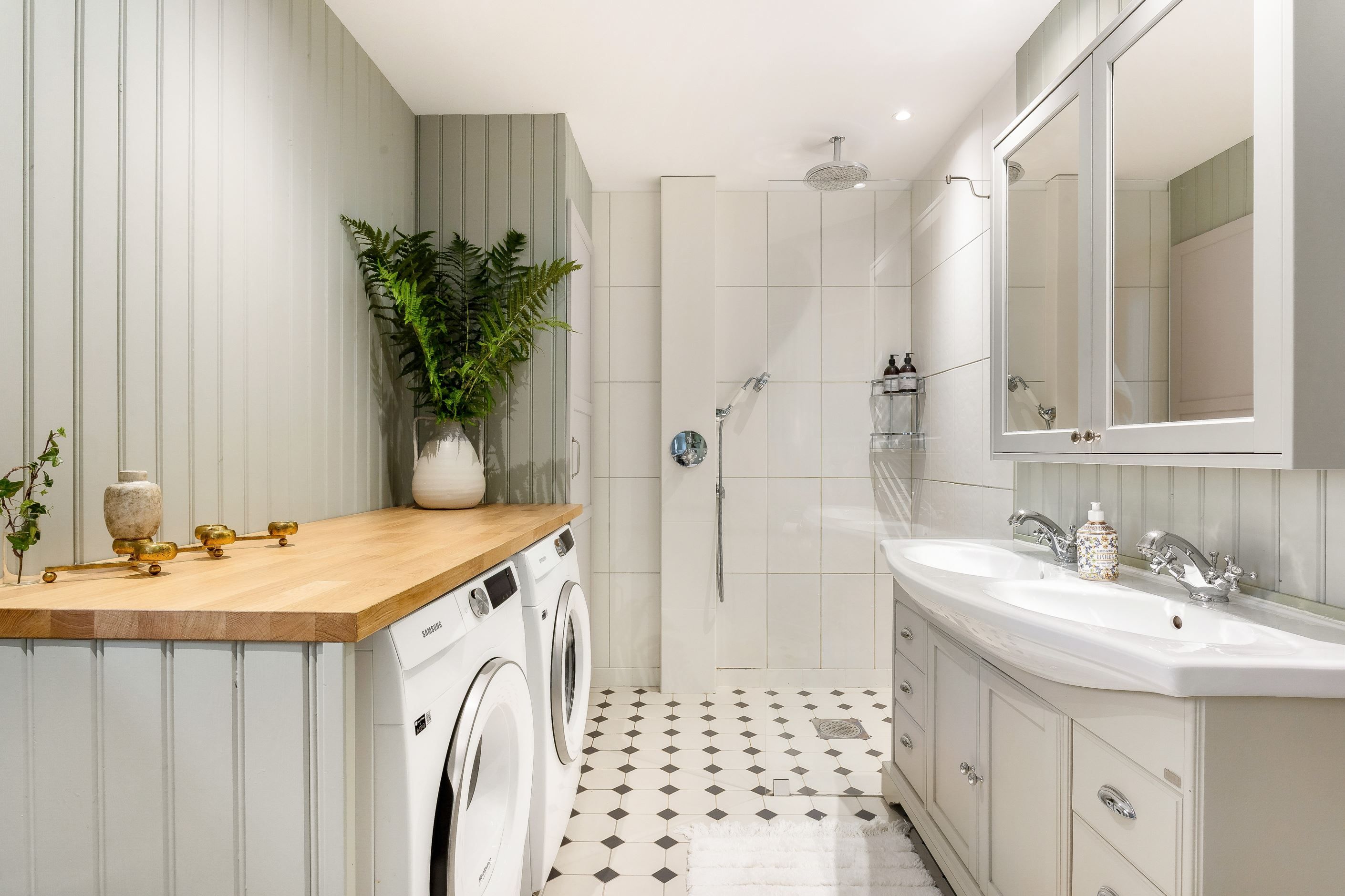 Badrum med tvättutrustning på övre plan