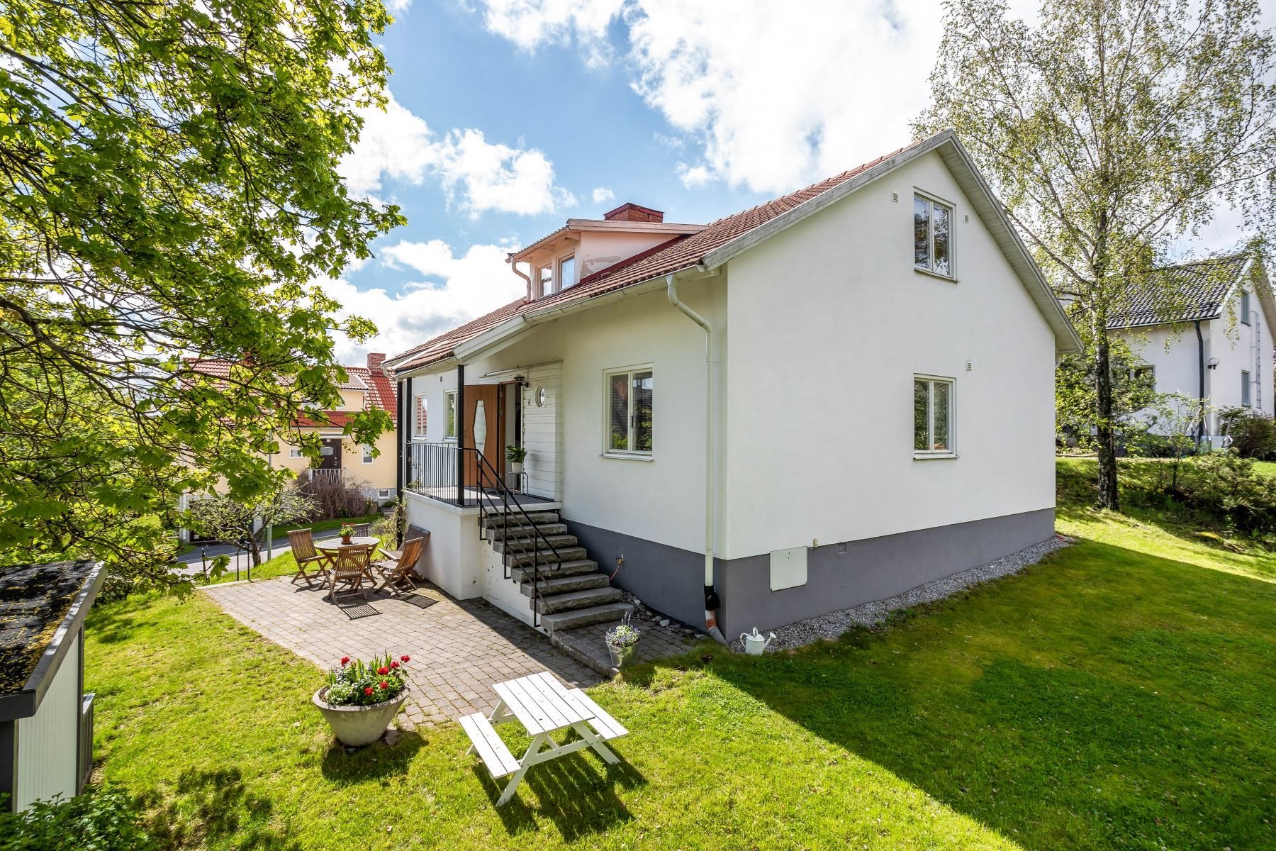 Stilfull villa i högt, soldränkt läge med fin sjöglimt