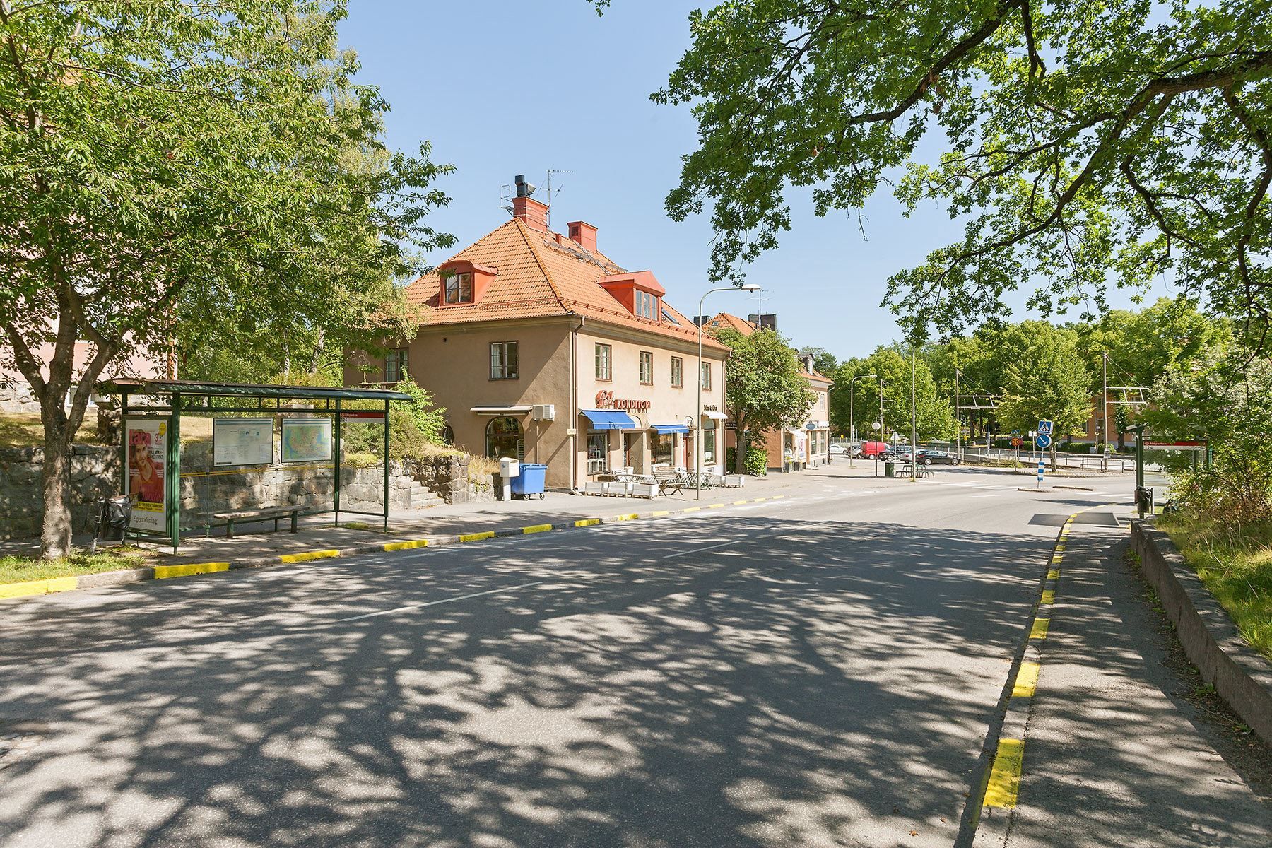Alléparken någon minuts gångväg från porten