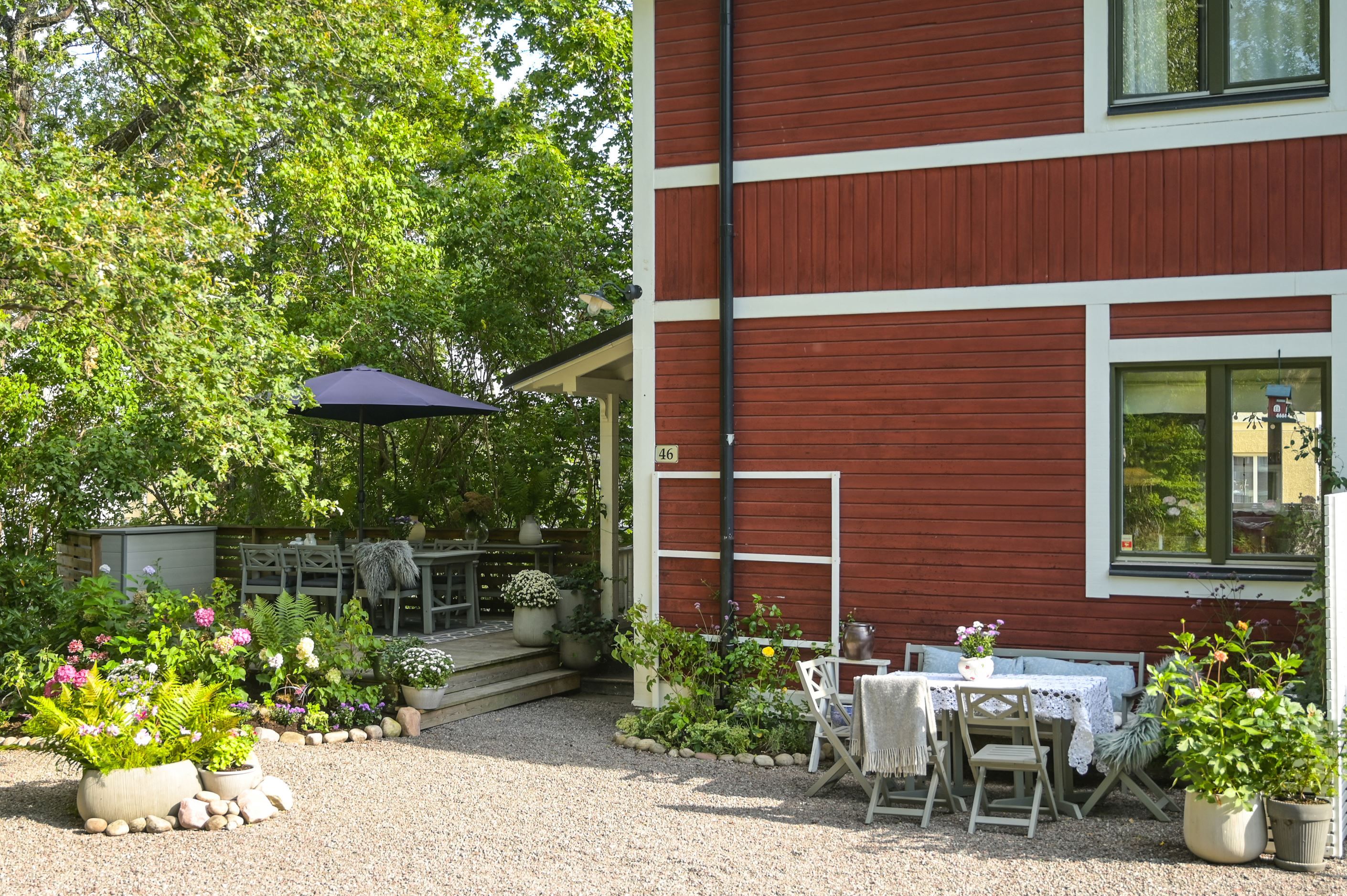 Dubbla uteplatser där bägge kommer att vara grusade inom kort