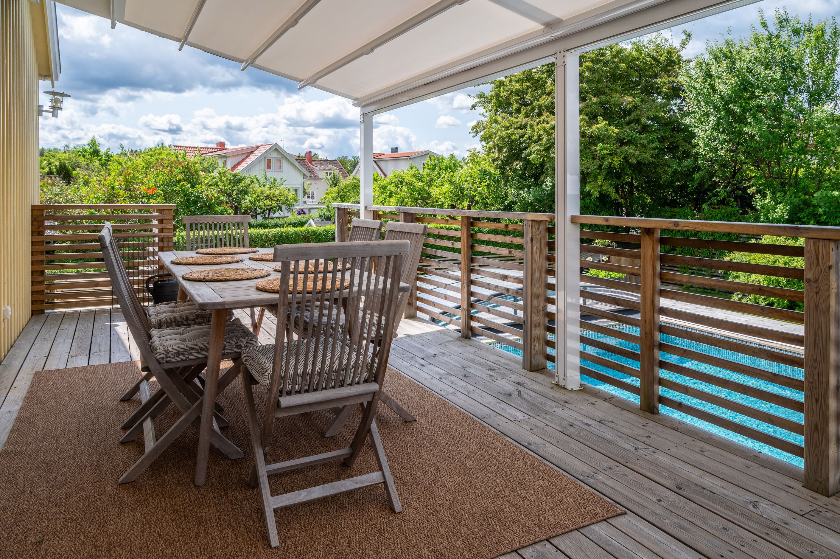 Flera uteplatser binder samman inne med ute - denna nås via glasad dörr från sällskapsytan...