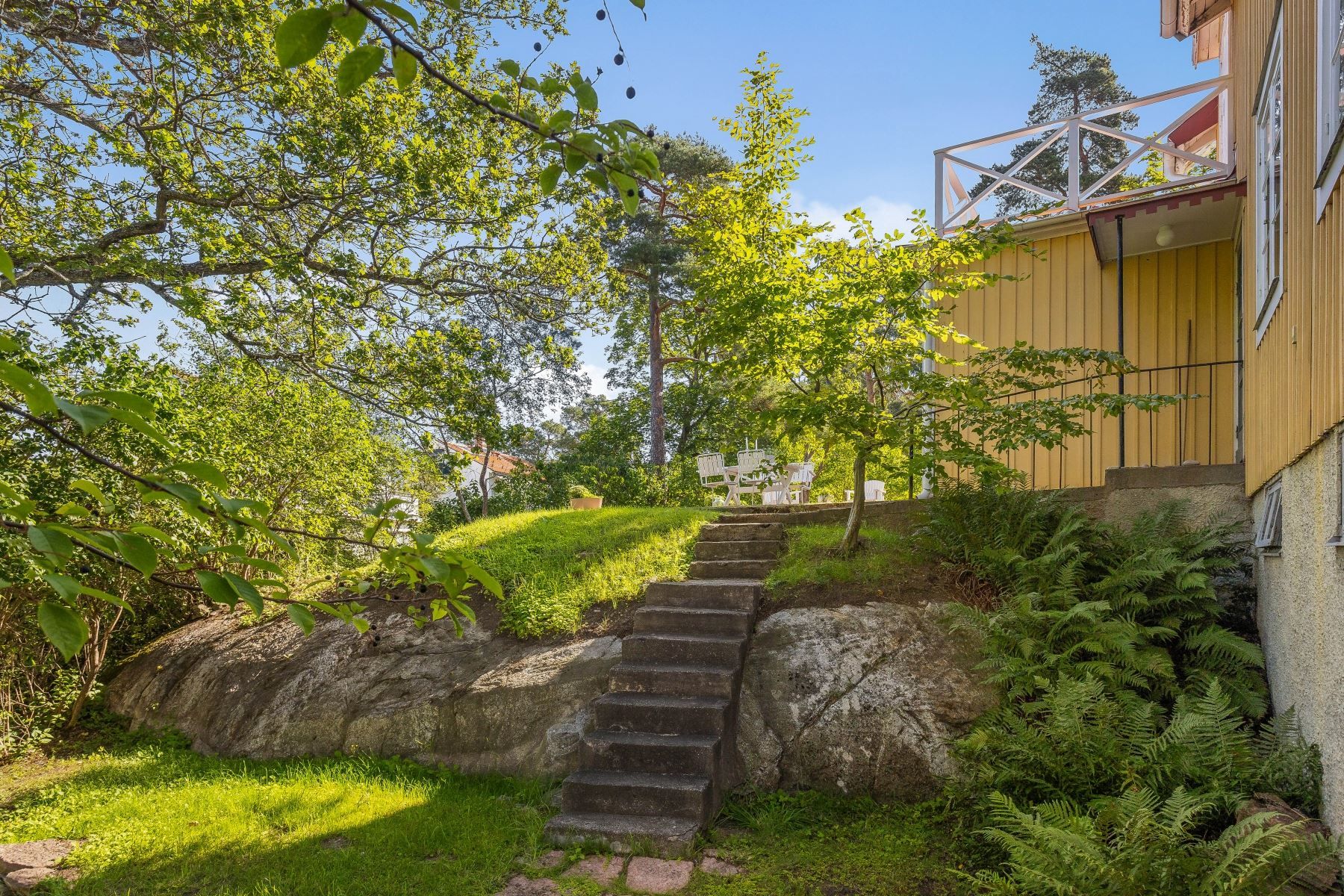 Varierad tomt med många soltimmar