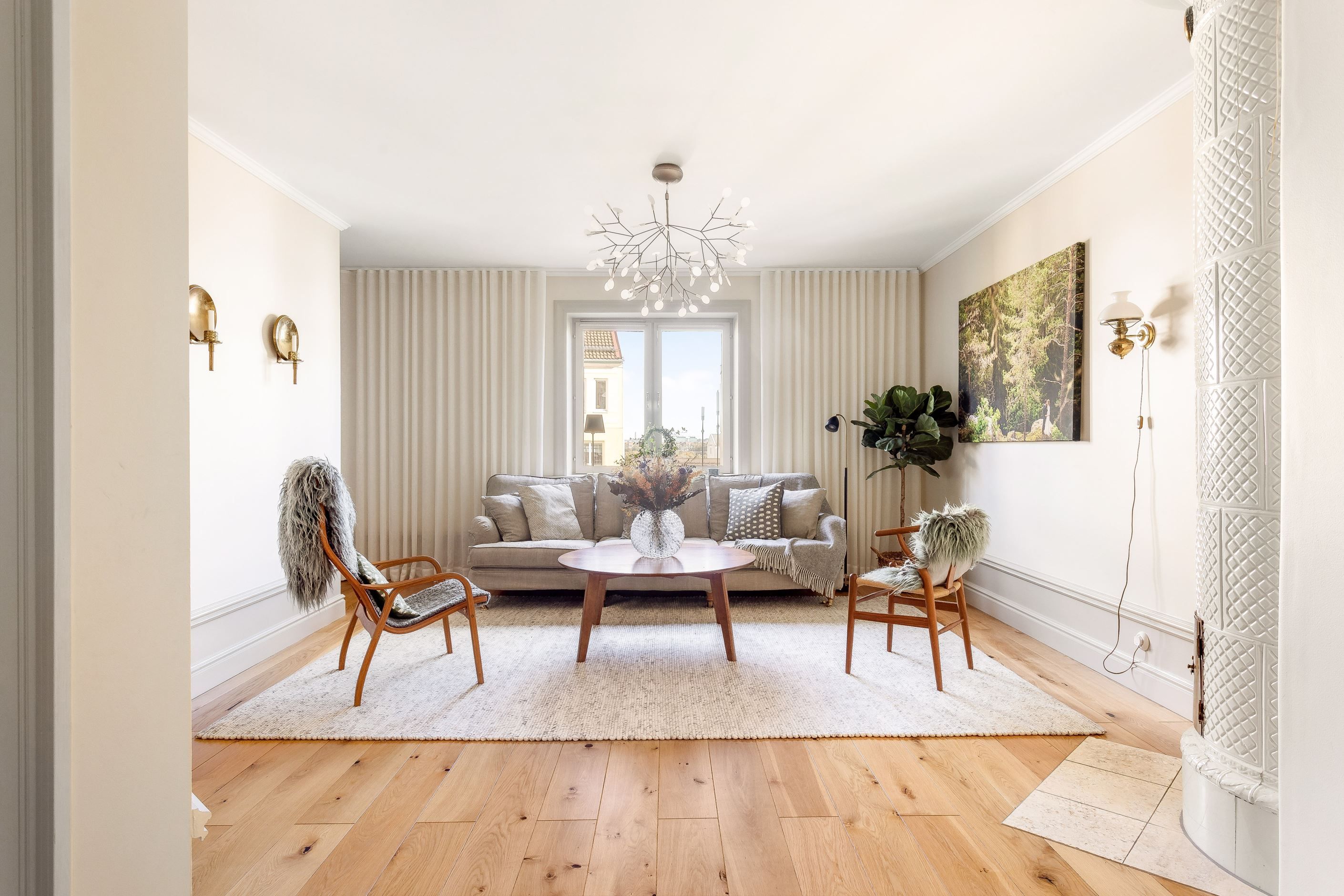 Vackra furutiljor binder samman ytorna