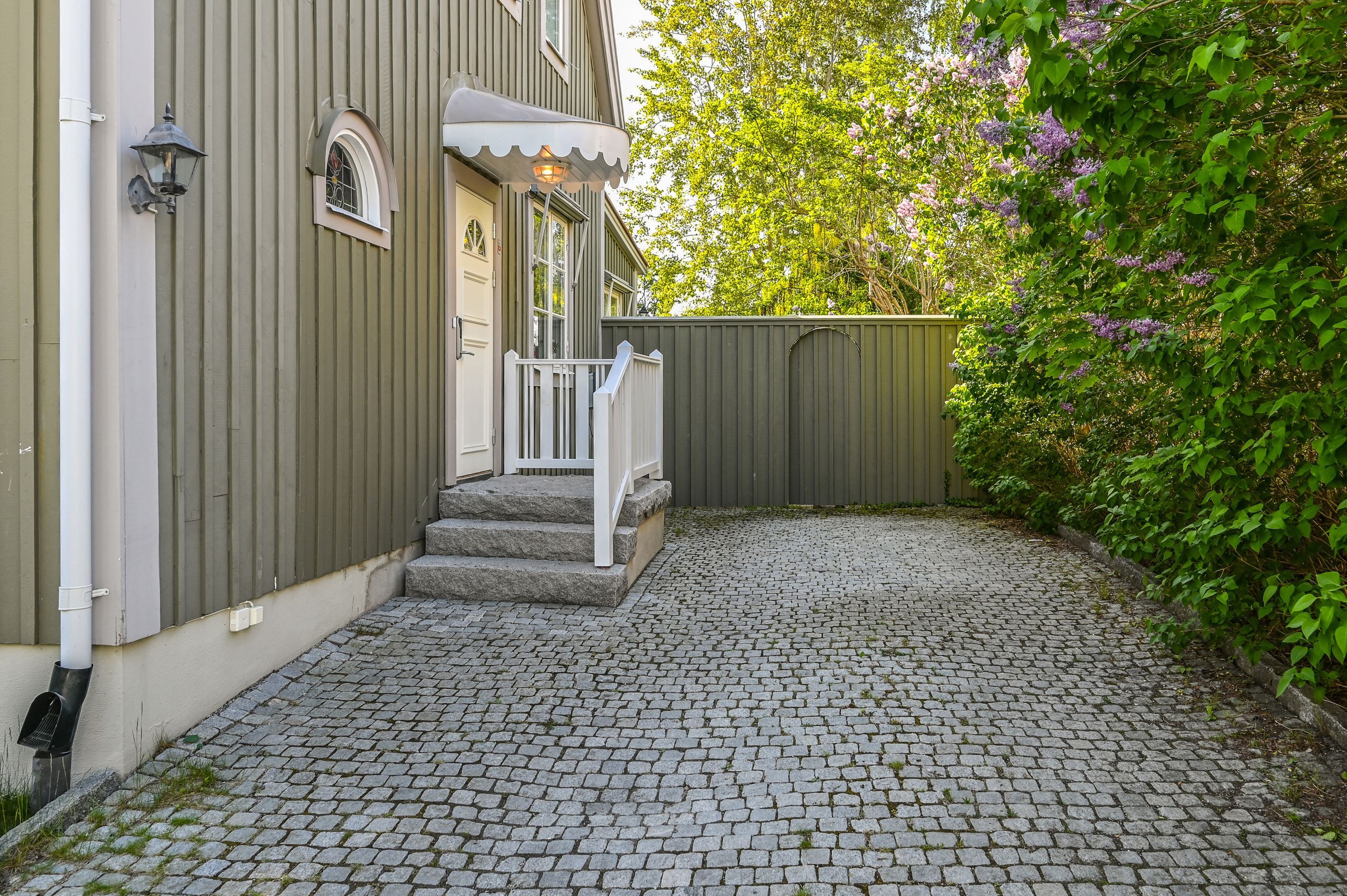 Entré och infart belagd med granit