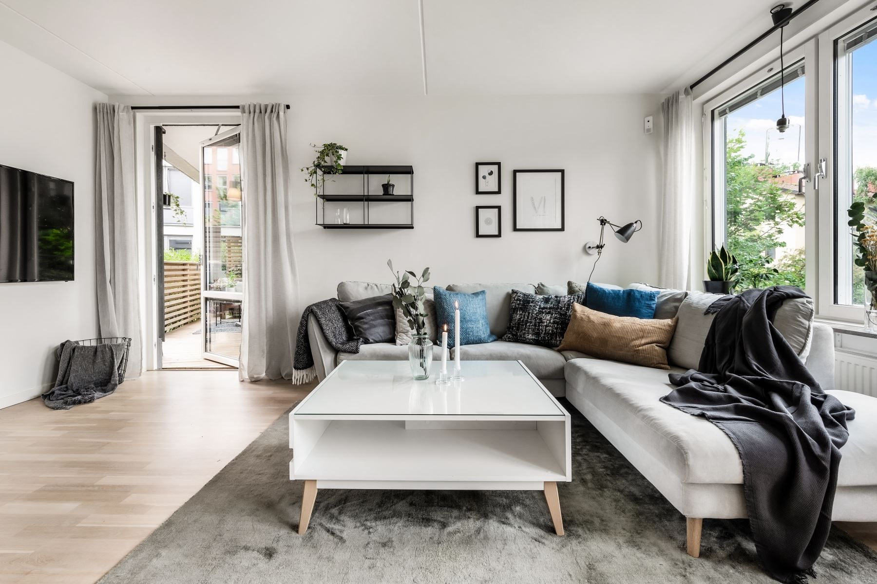 Utgång via glasad dörr till uteplatsen