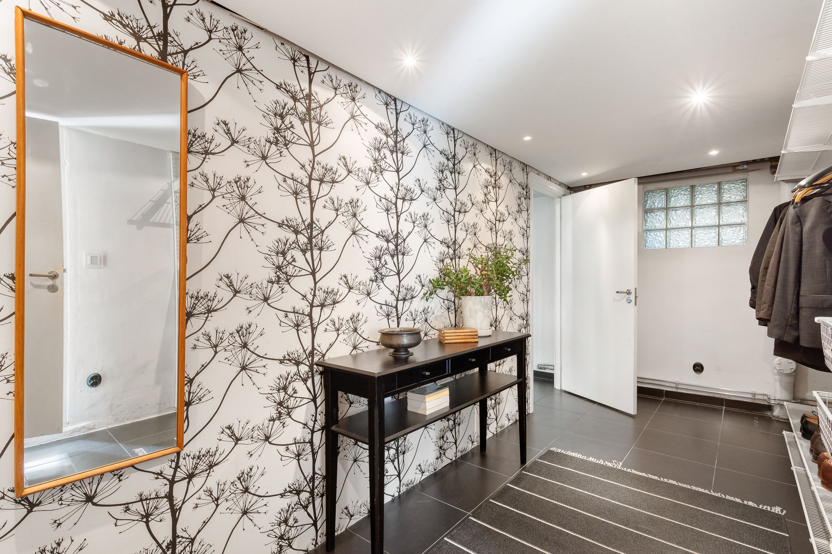 Nedre hall med plats för ytterkläder