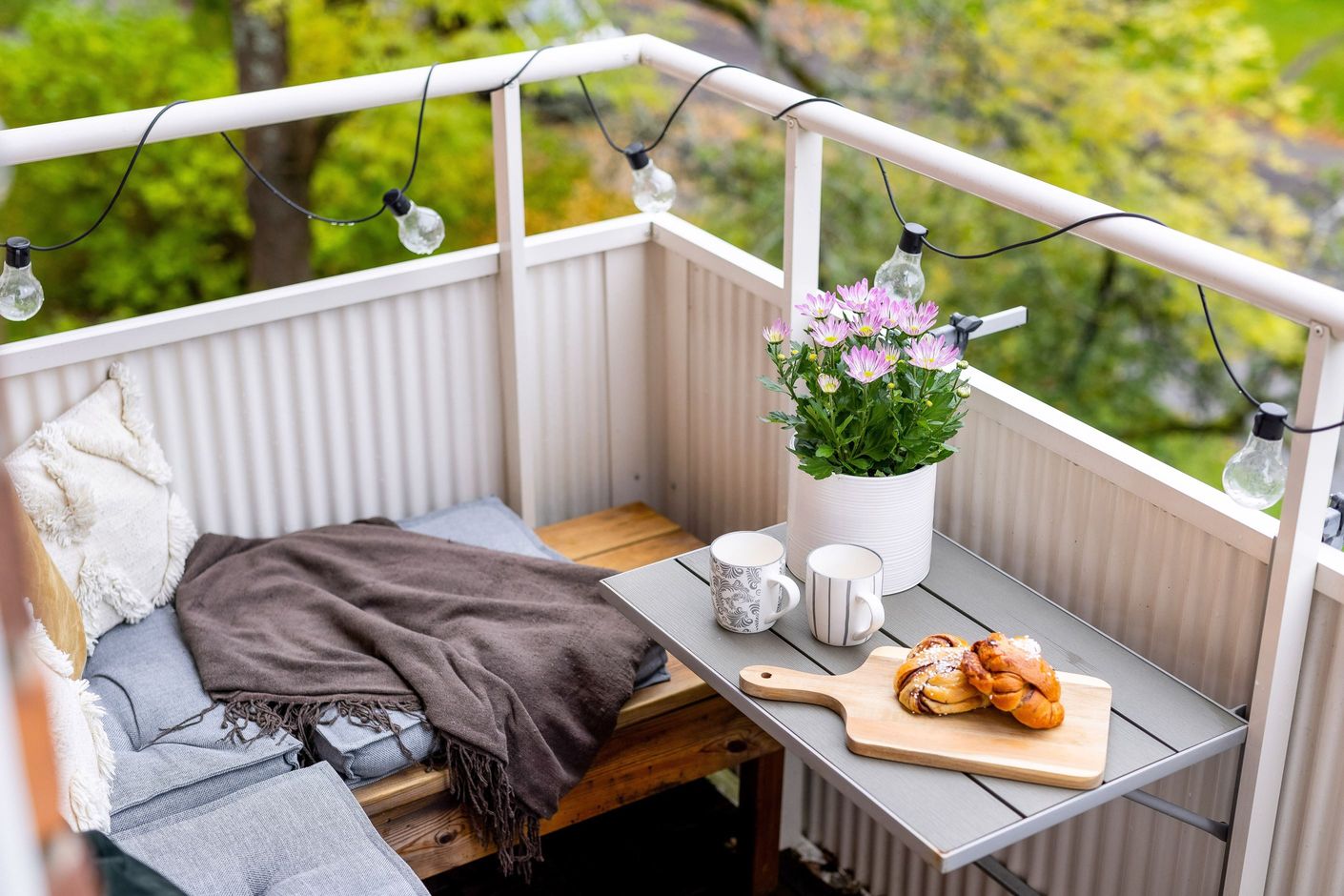 Balkong med sol från morgon till kväll och med fri utsikt