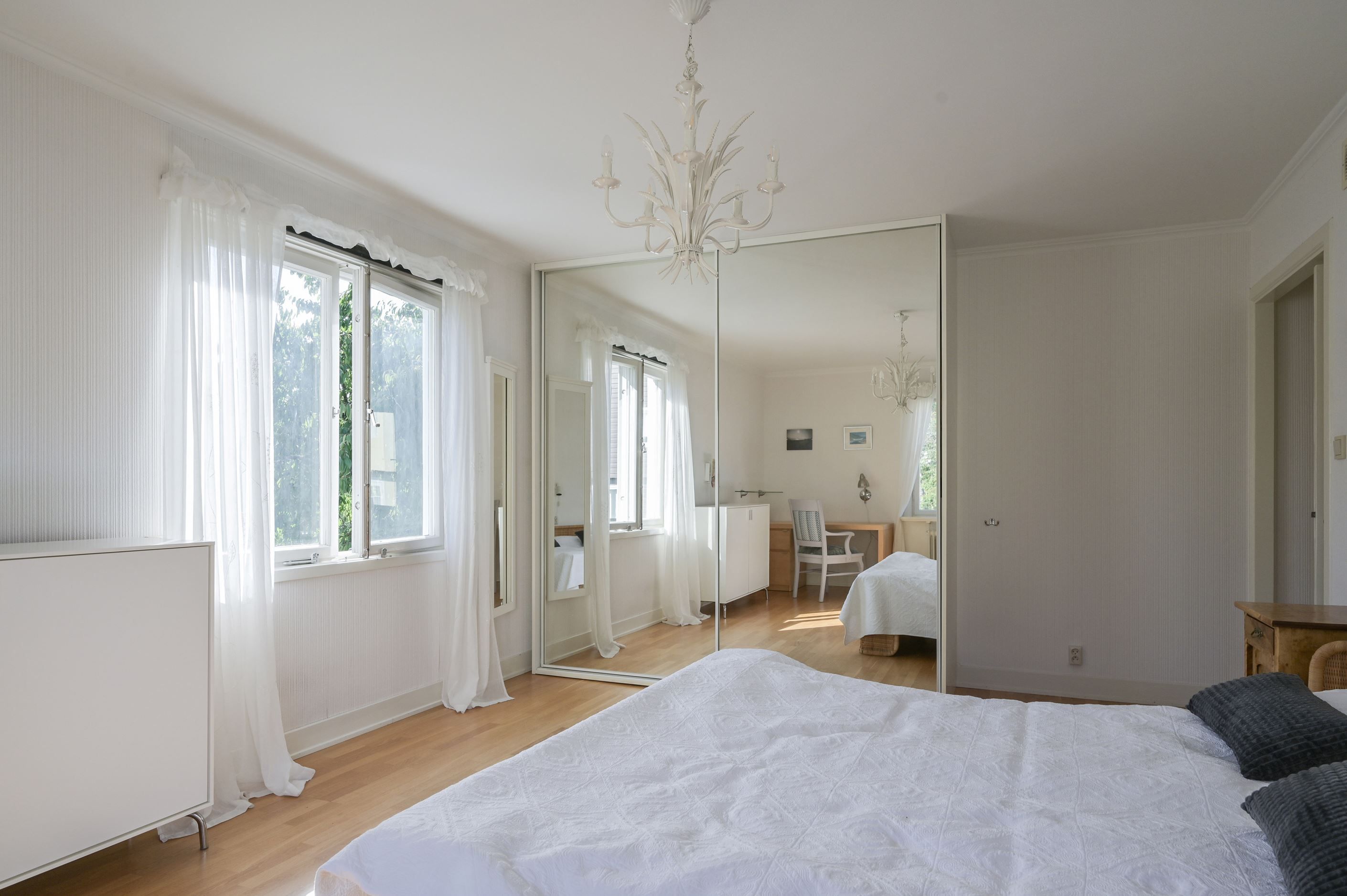 Förvaring i inbyggd skjutdörrsgarderob