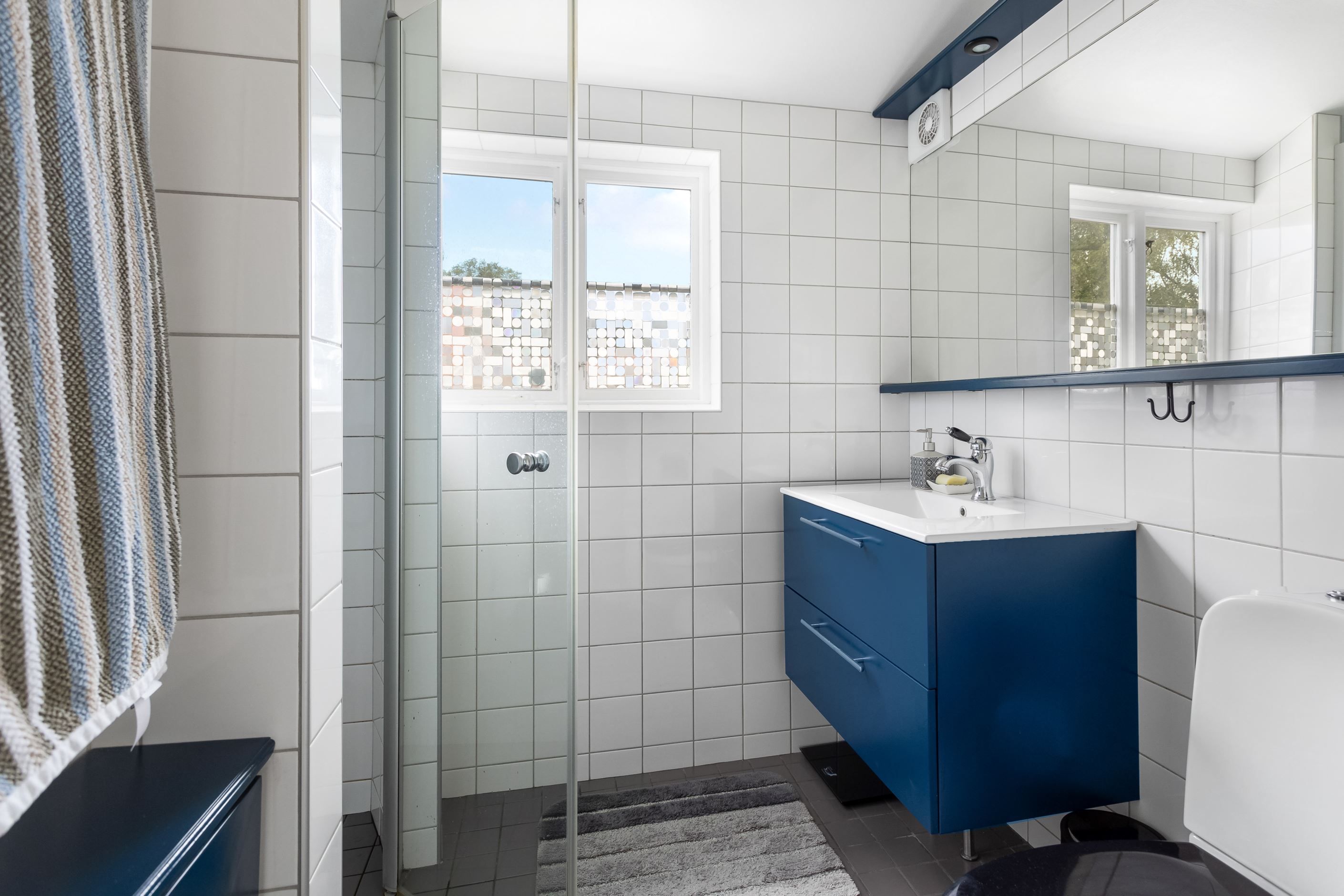 Badrum med fönster på övervåningen