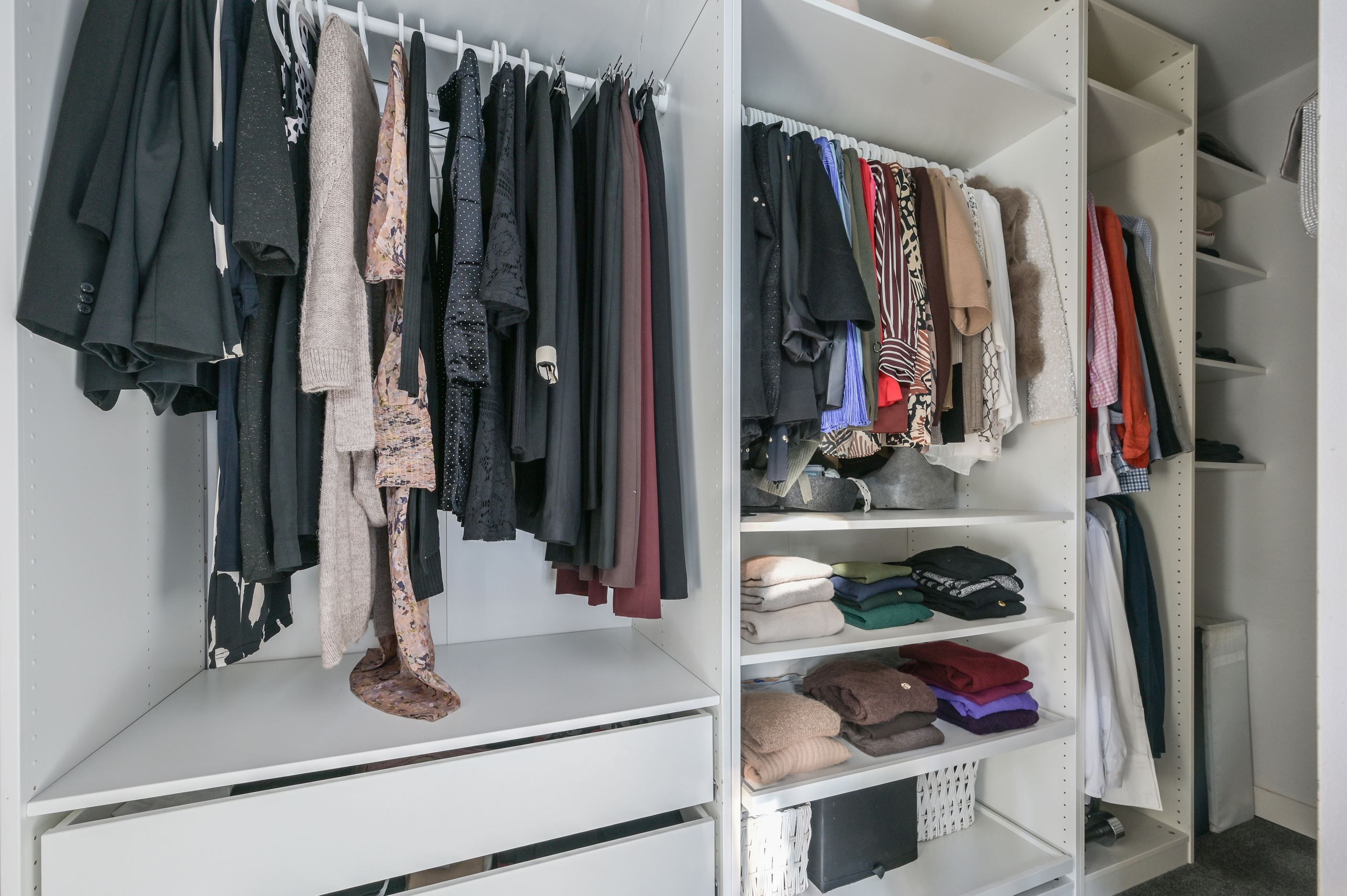 Walk in closet i master bedroom