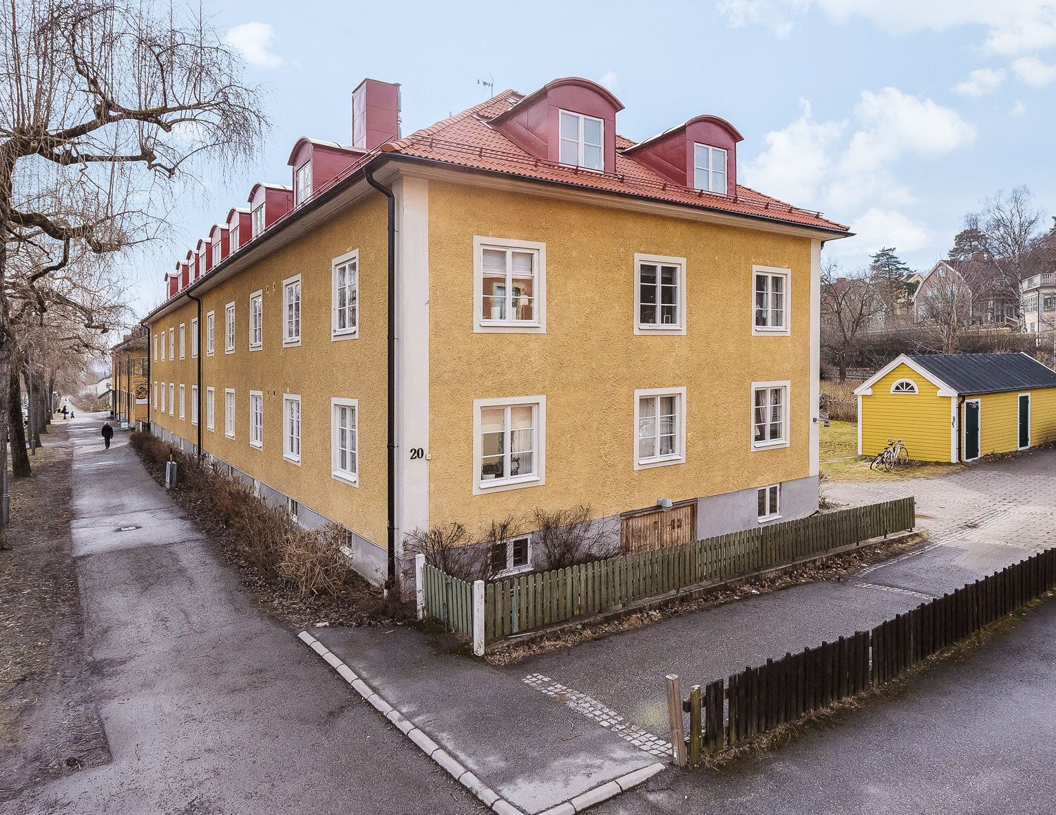 Infart mot tomt och föreningens p-platser