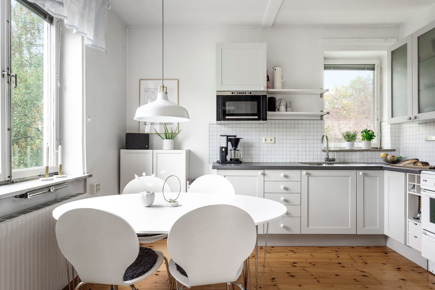 Kök med fönster i två väderstreck