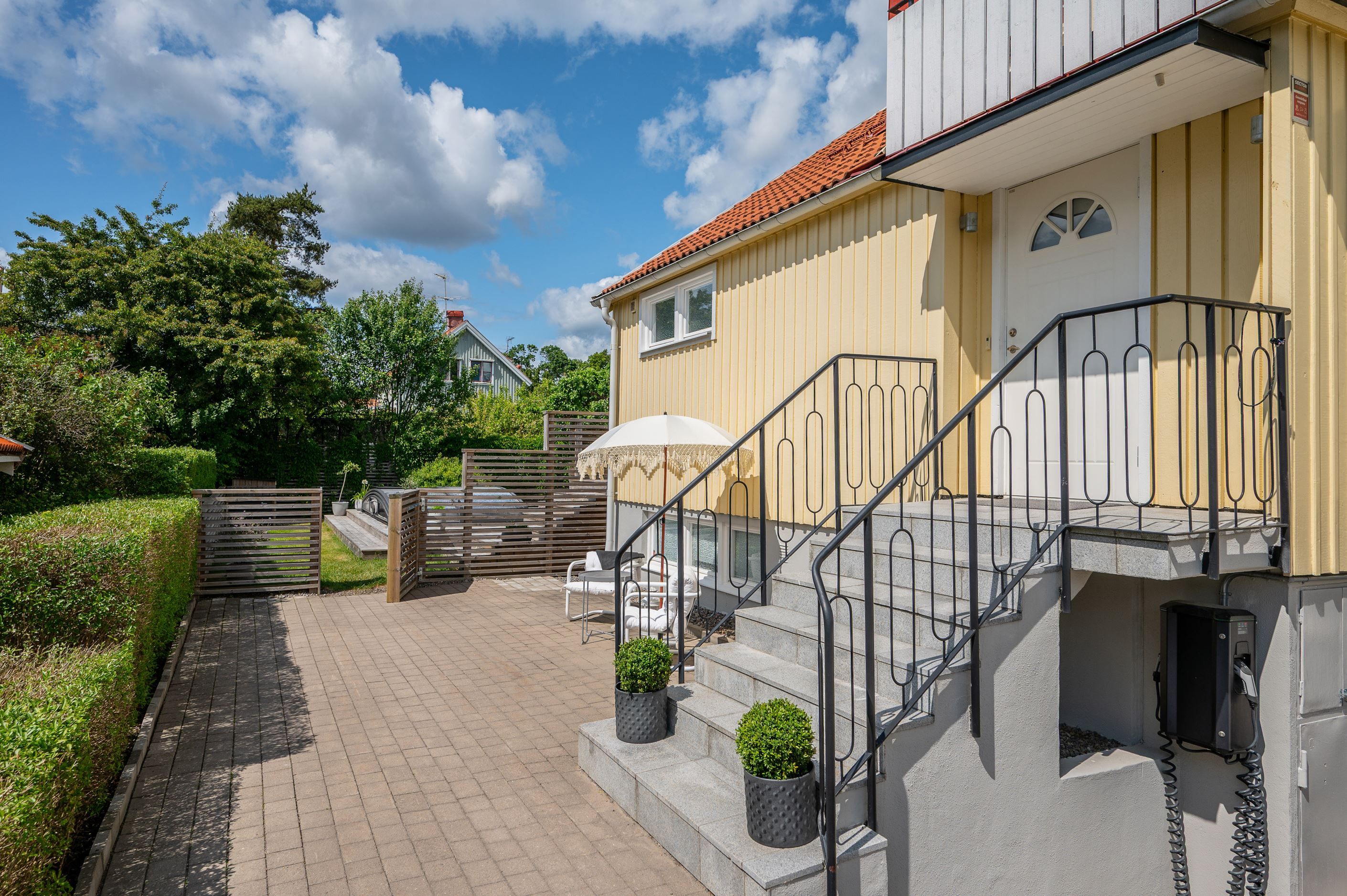 Påkostade stensättningar och löpande renoverat hus - bara att flytta in och trivas...