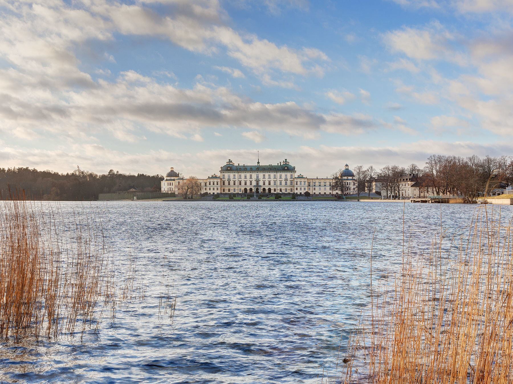 Drottningholm på andra sidan bron