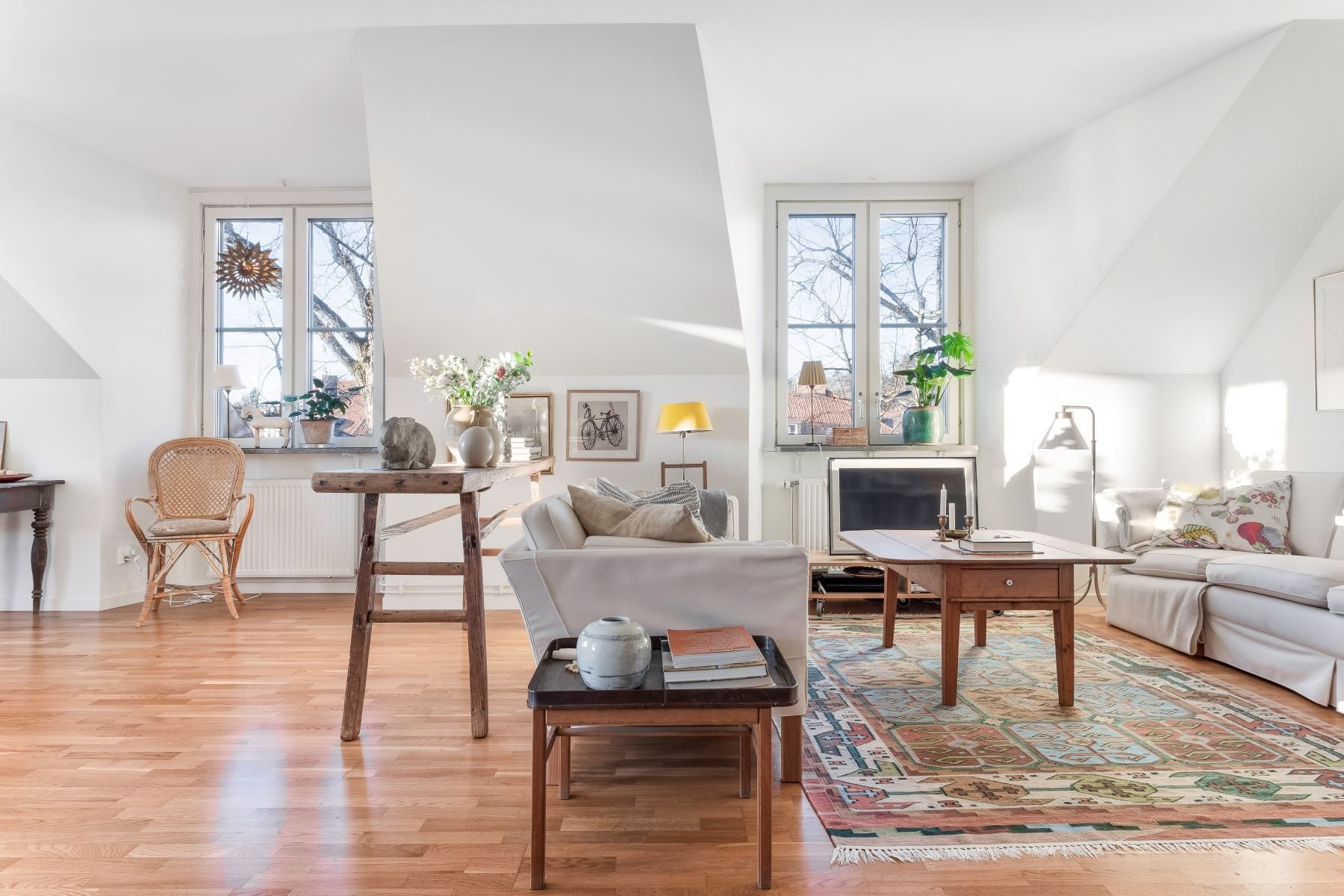 Högst upp i huset med härligt ljus och charmig planlösning