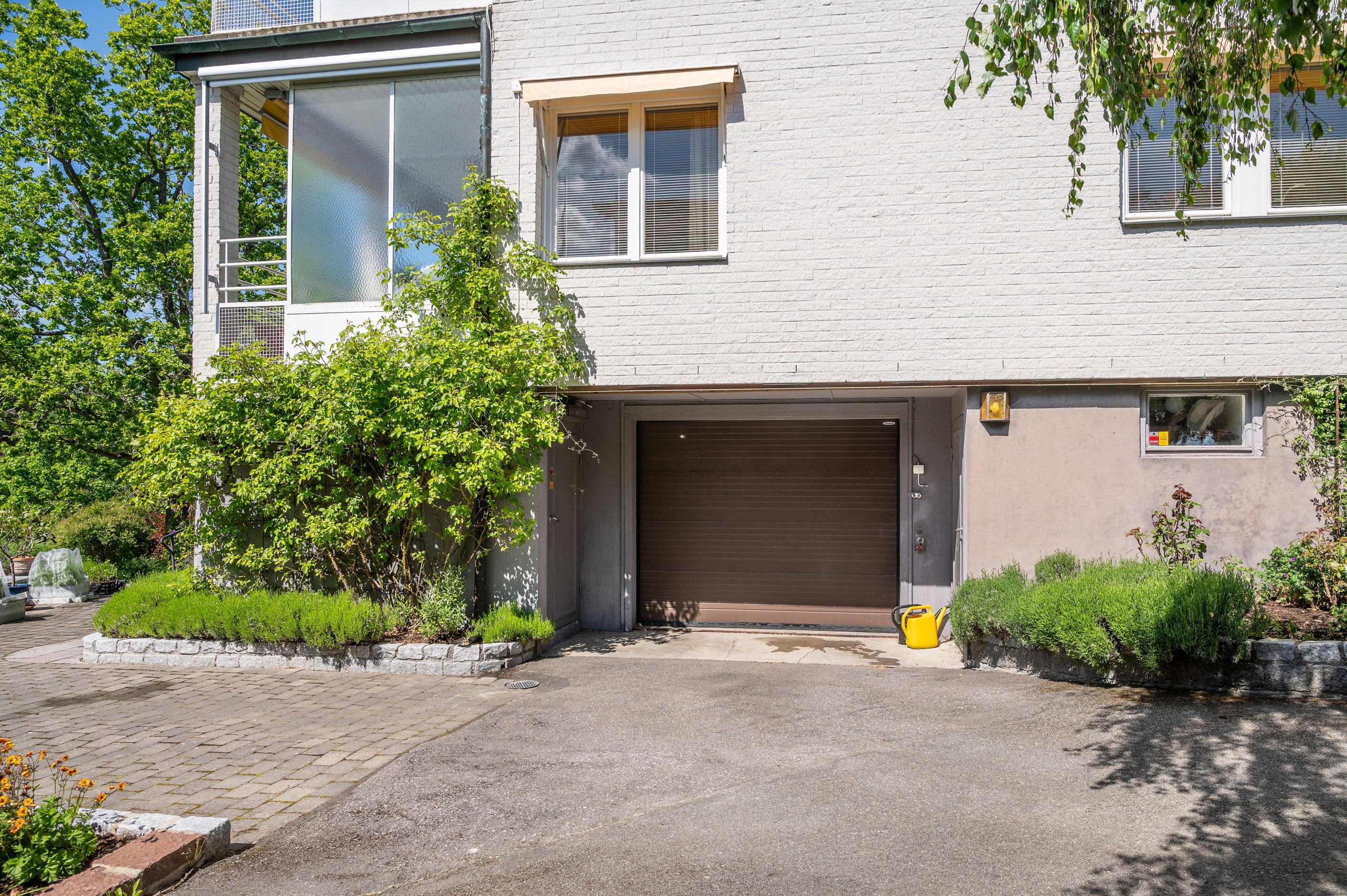 Garage samt gott om plats för bilar på uppfarten