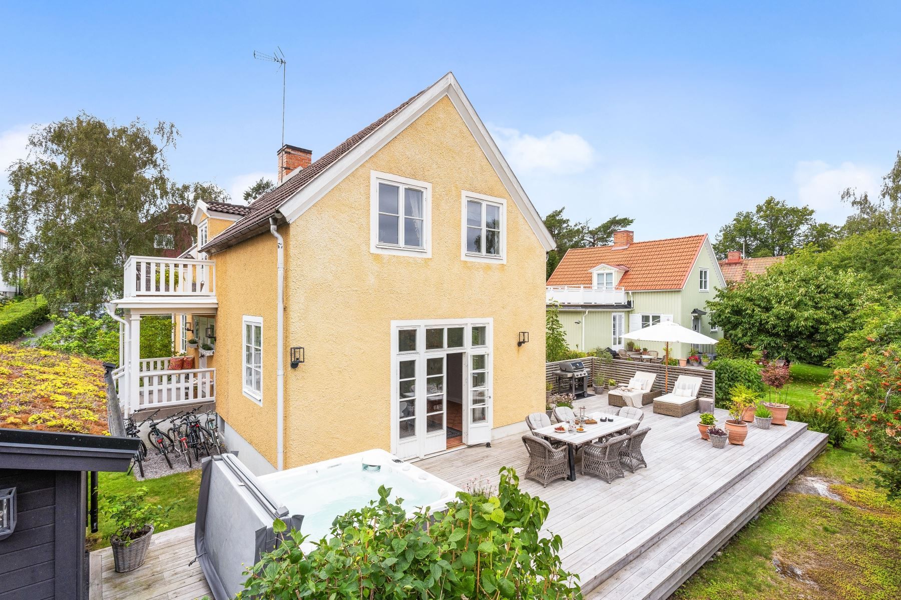 Solig altan om 75 kvm och SPA-bad bjuder in till uteliv och trivsam samvaro