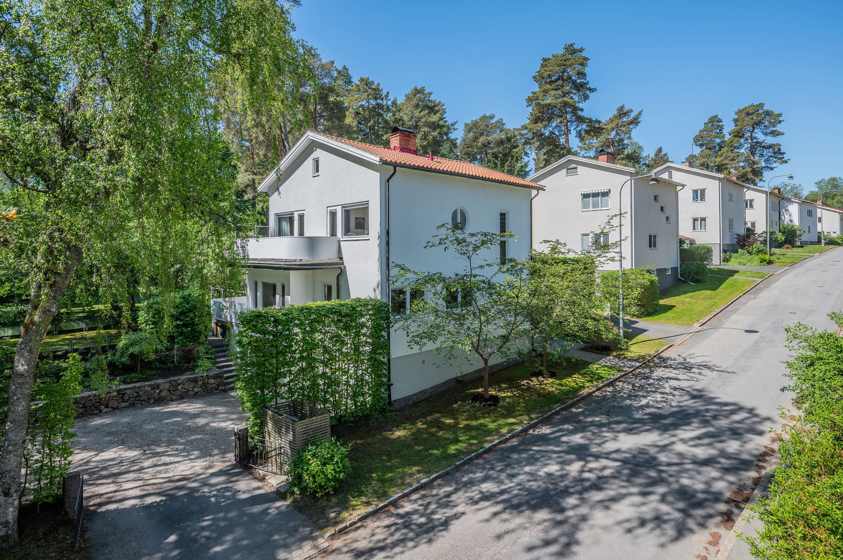 Stilfullt renoverad funkisvilla mellan naturreservat och Mälaren
