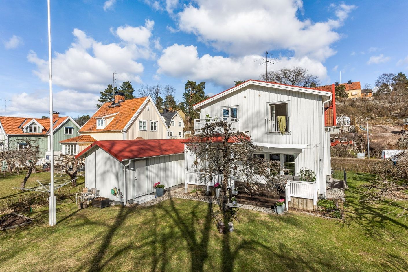 Generösa ytor tack vare tillbyggnad samt fristående garage