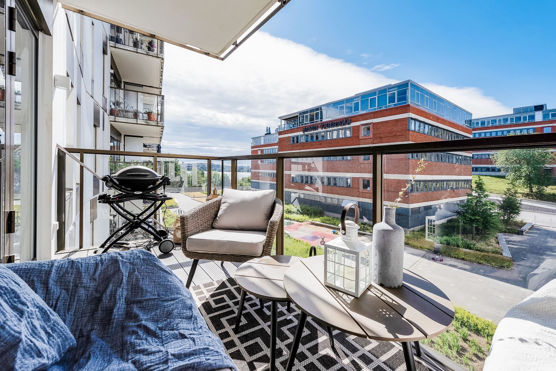 Generös balkong med härlig Mälarvy (exempelbild från liknande lägenhet i huset)