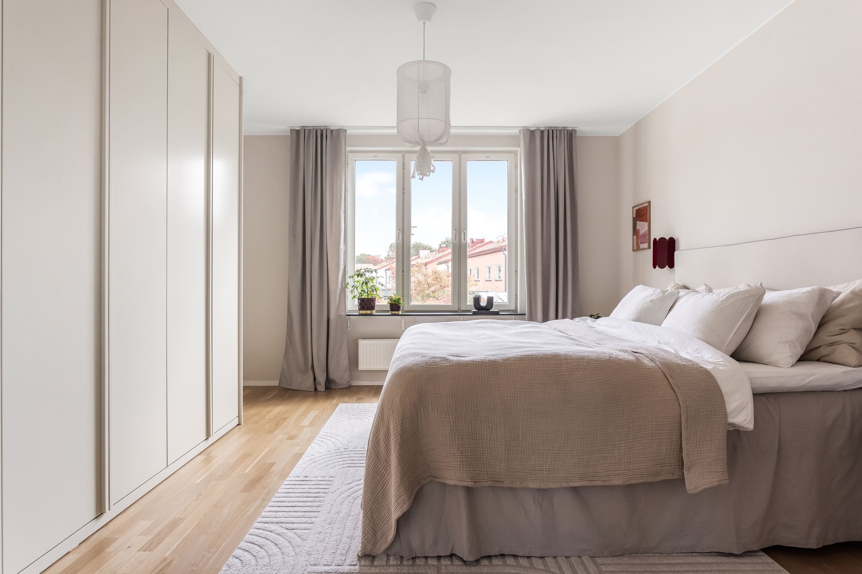 Master bedroom med platsbyggda garderober och egen klädkammare